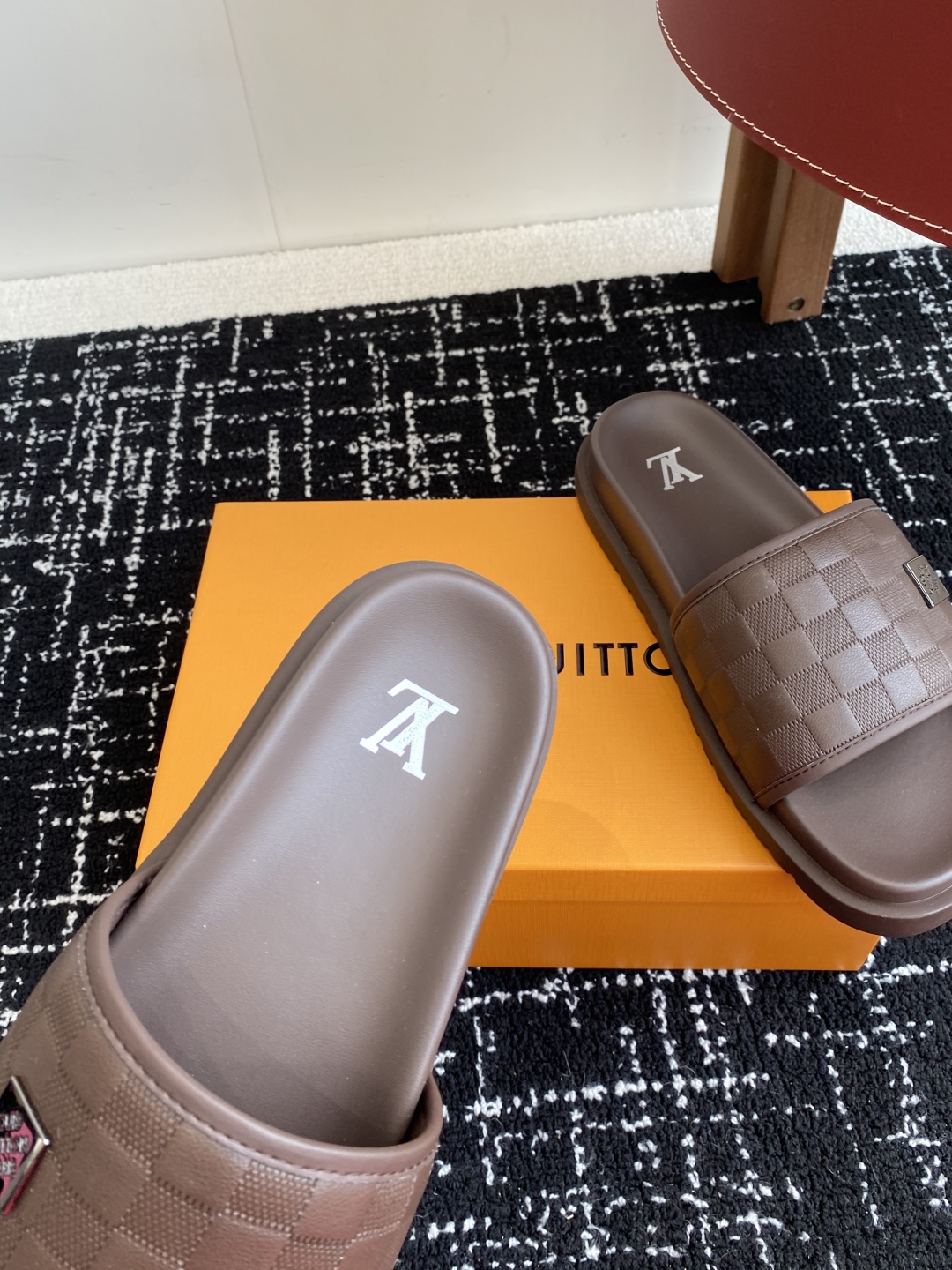 代购级
Louis vuitton 25ss 沙滩拖 又一爆款 最新 顶配版本

LV一出即巅峰的超爆款