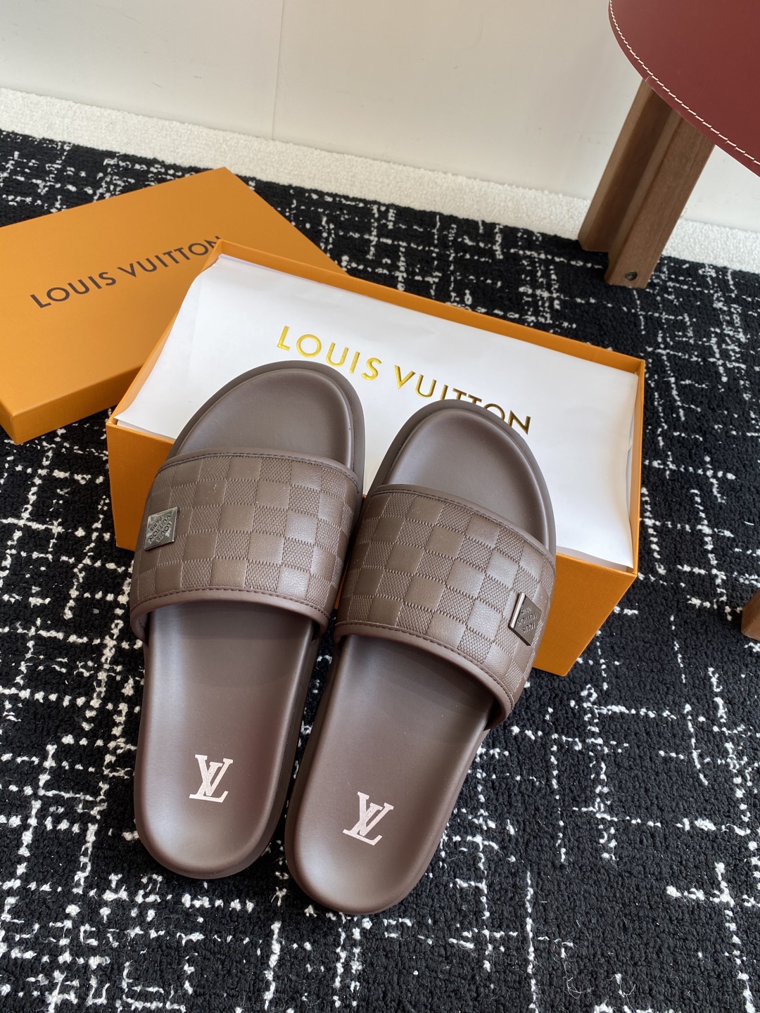代购级
Louis vuitton 25ss 沙滩拖 又一爆款 最新 顶配版本

LV一出即巅峰的超爆款