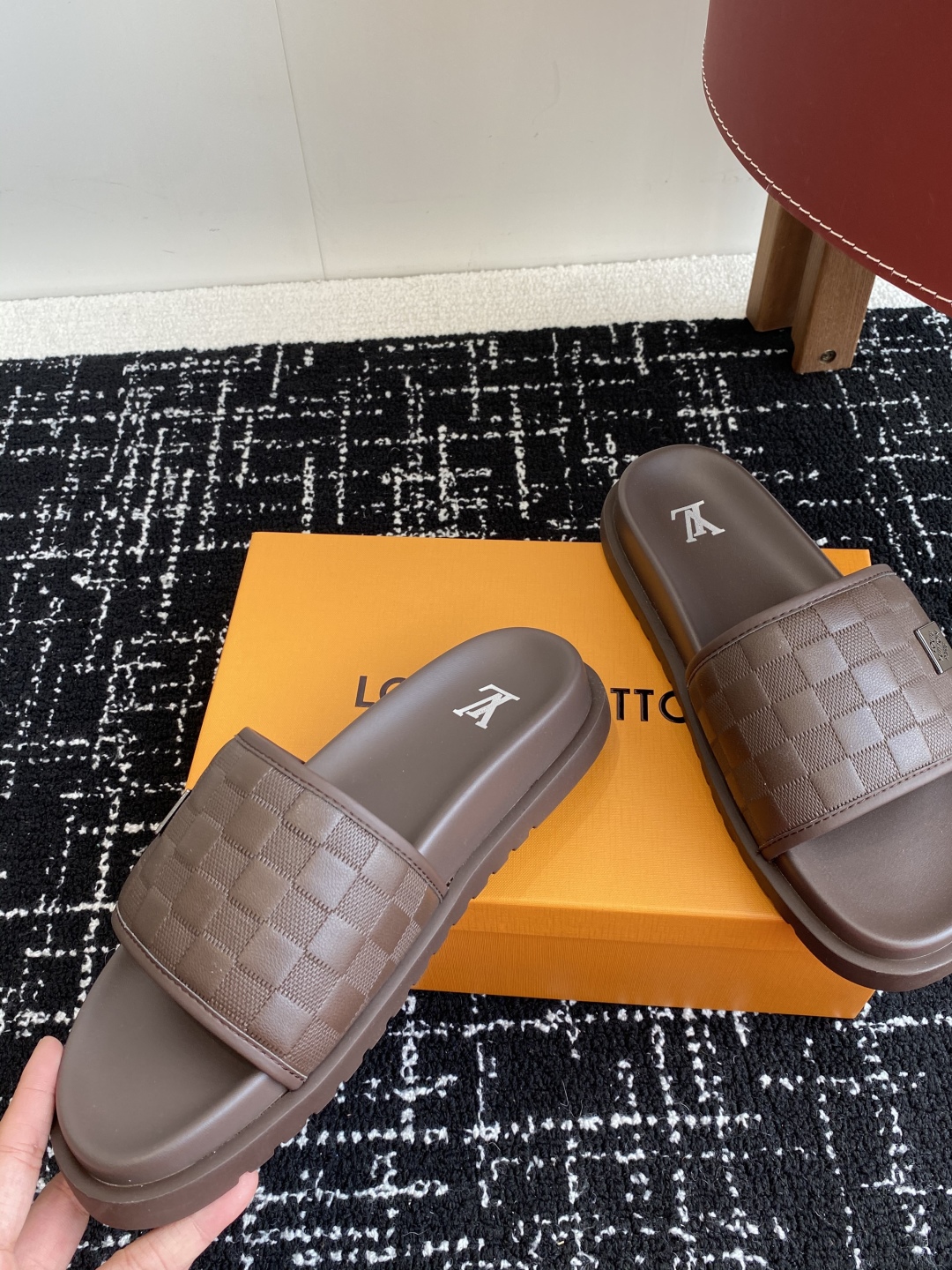 代购级
Louis vuitton 25ss 沙滩拖 又一爆款 最新 顶配版本

LV一出即巅峰的超爆款