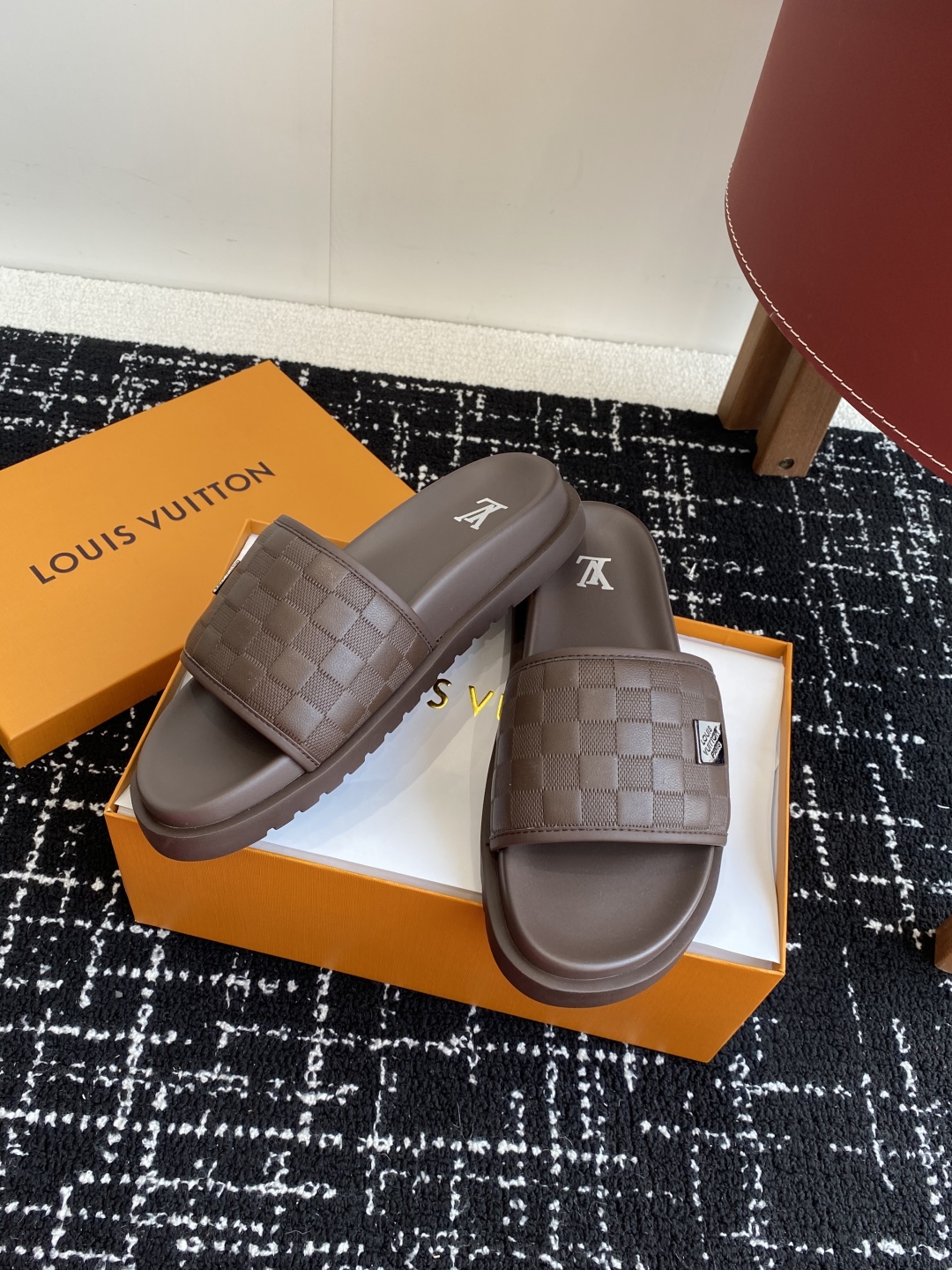 代购级
Louis vuitton 25ss 沙滩拖 又一爆款 最新 顶配版本

LV一出即巅峰的超爆款