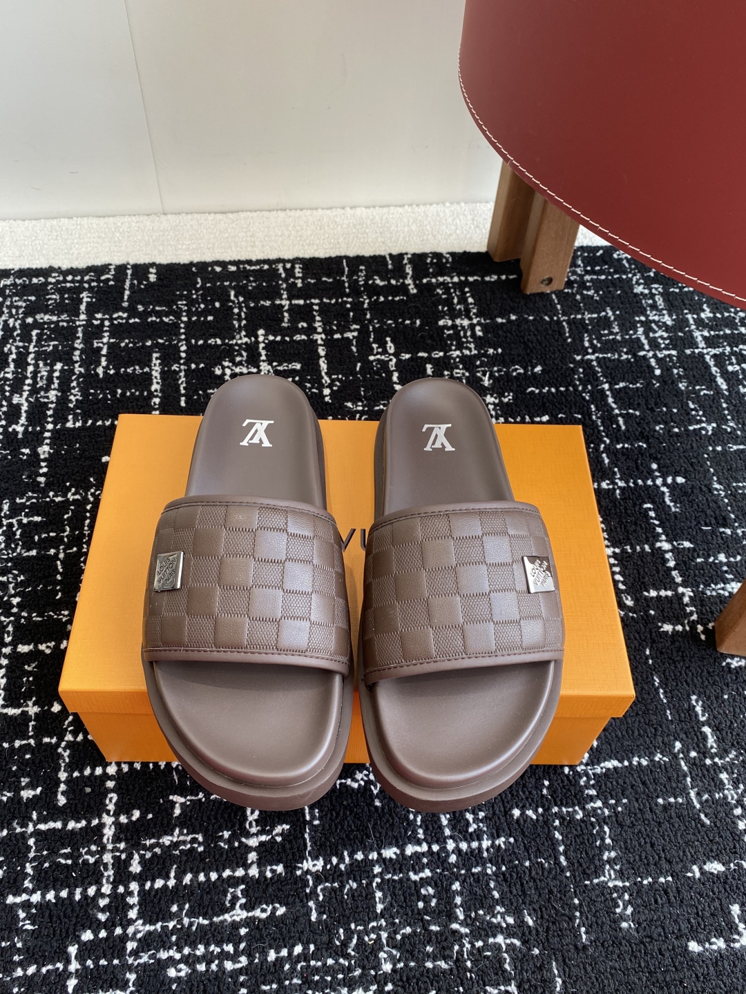 代购级
Louis vuitton 25ss 沙滩拖 又一爆款 最新 顶配版本

LV一出即巅峰的超爆款