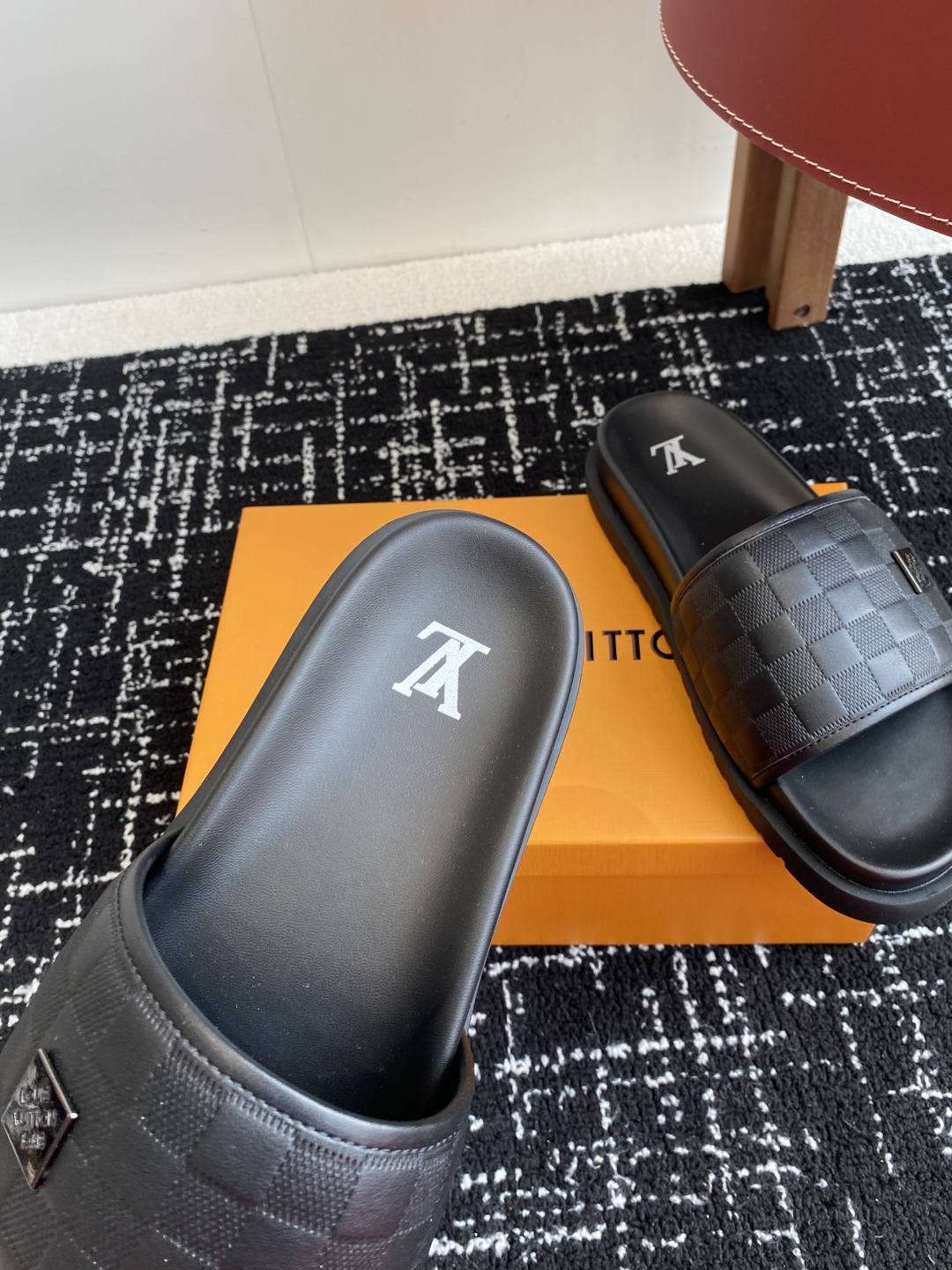 代购级
Louis vuitton 25ss 沙滩拖 又一爆款 最新 顶配版本

LV一出即巅峰的超爆款