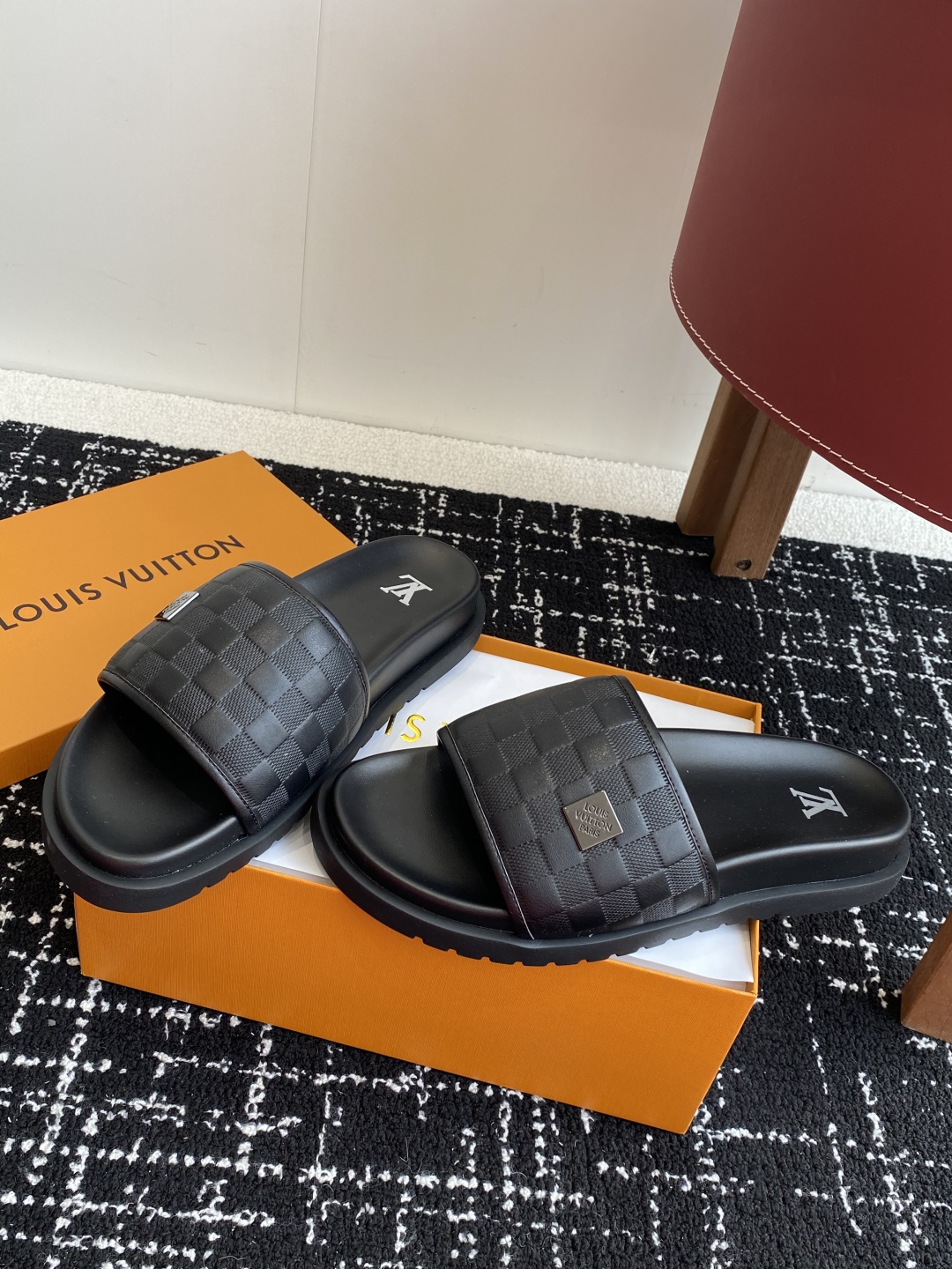 代购级
Louis vuitton 25ss 沙滩拖 又一爆款 最新 顶配版本

LV一出即巅峰的超爆款