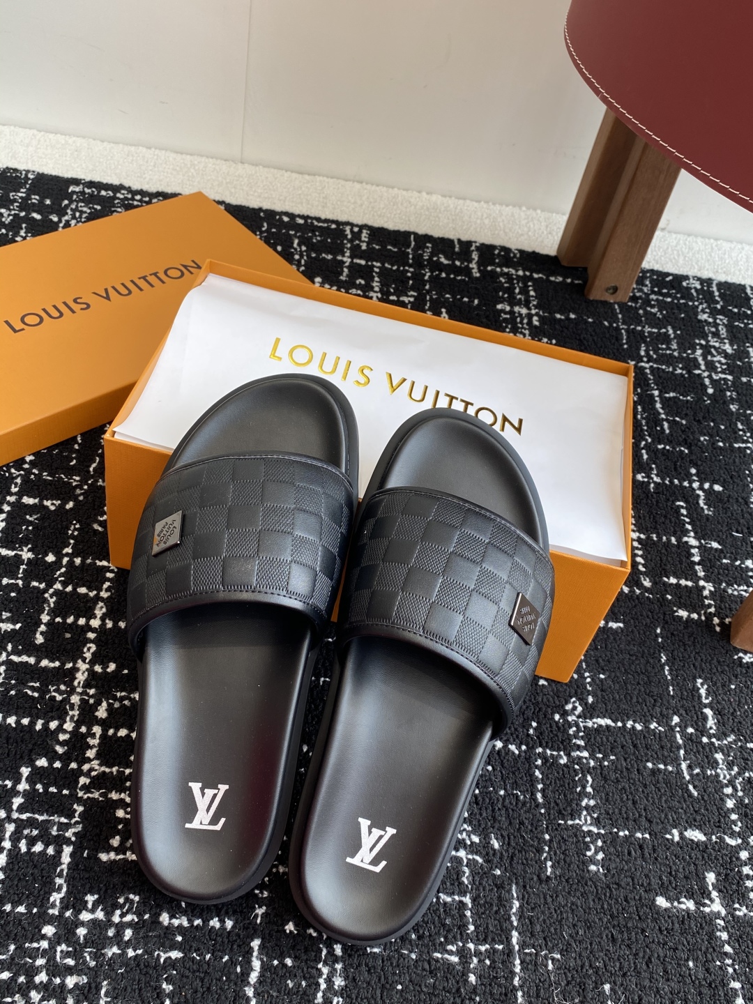 代购级
Louis vuitton 25ss 沙滩拖 又一爆款 最新 顶配版本

LV一出即巅峰的超爆款