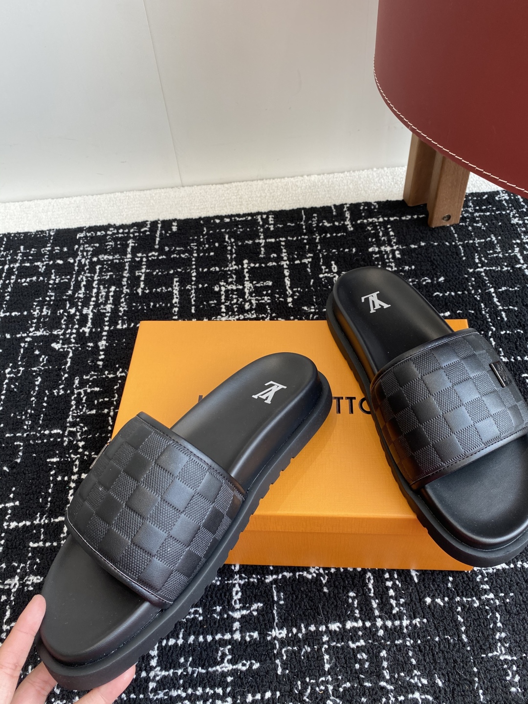 代购级
Louis vuitton 25ss 沙滩拖 又一爆款 最新 顶配版本

LV一出即巅峰的超爆款
