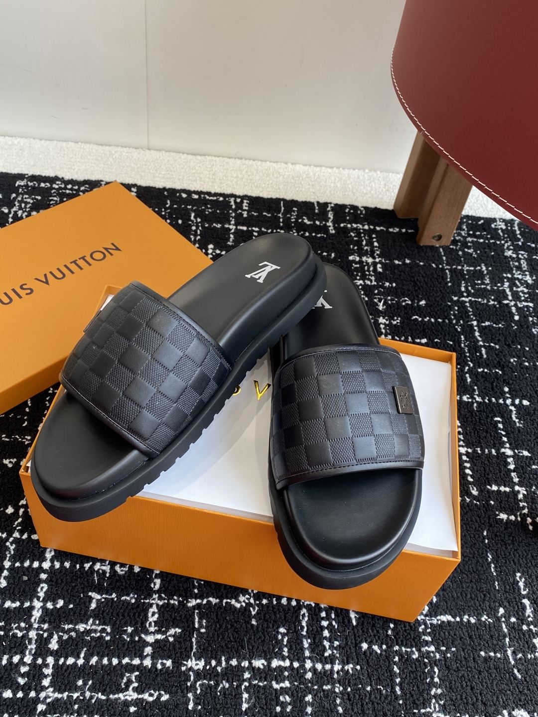 代购级
Louis vuitton 25ss 沙滩拖 又一爆款 最新 顶配版本

LV一出即巅峰的超爆款