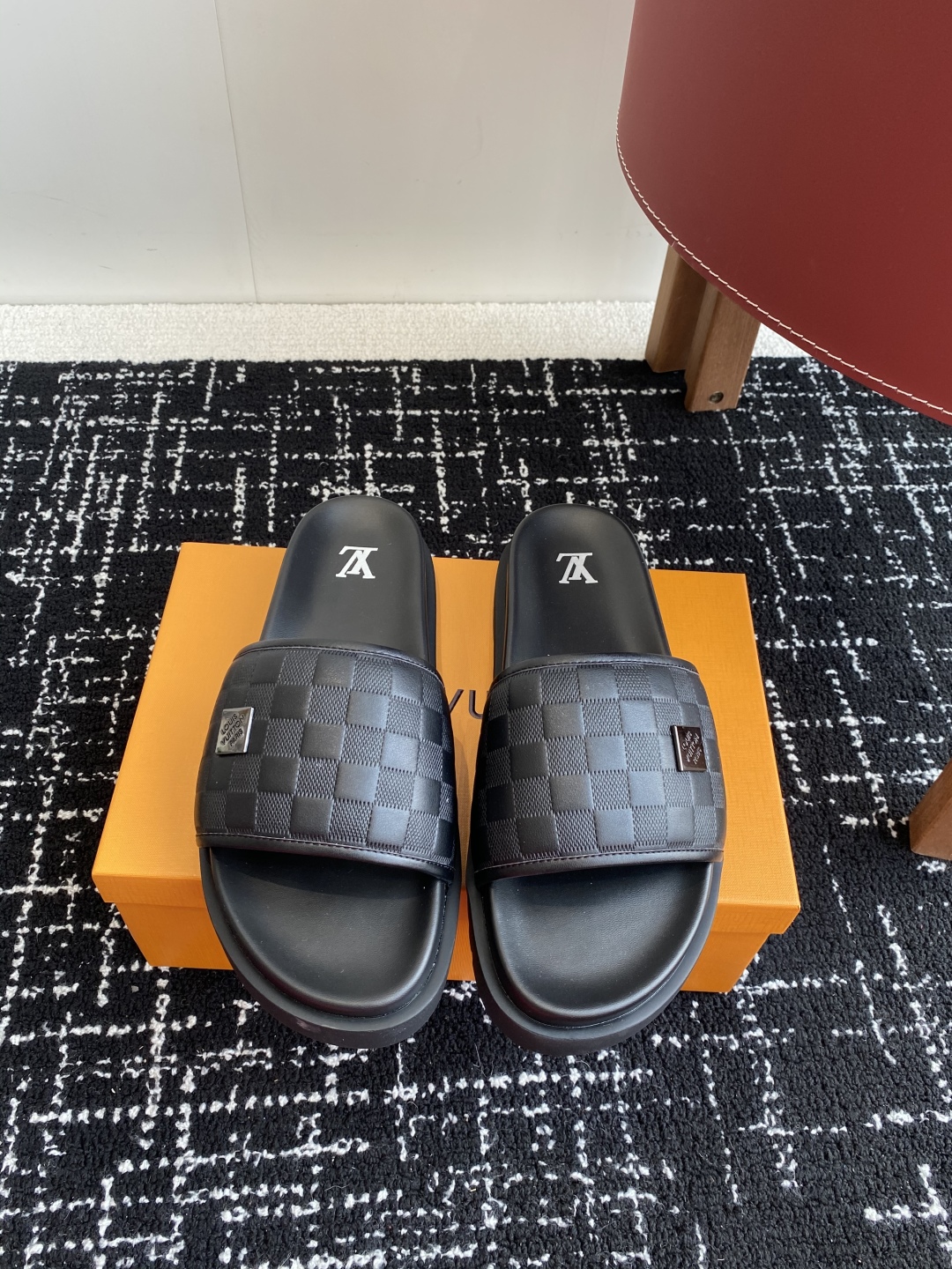 代购级
Louis vuitton 25ss 沙滩拖 又一爆款 最新 顶配版本

LV一出即巅峰的超爆款