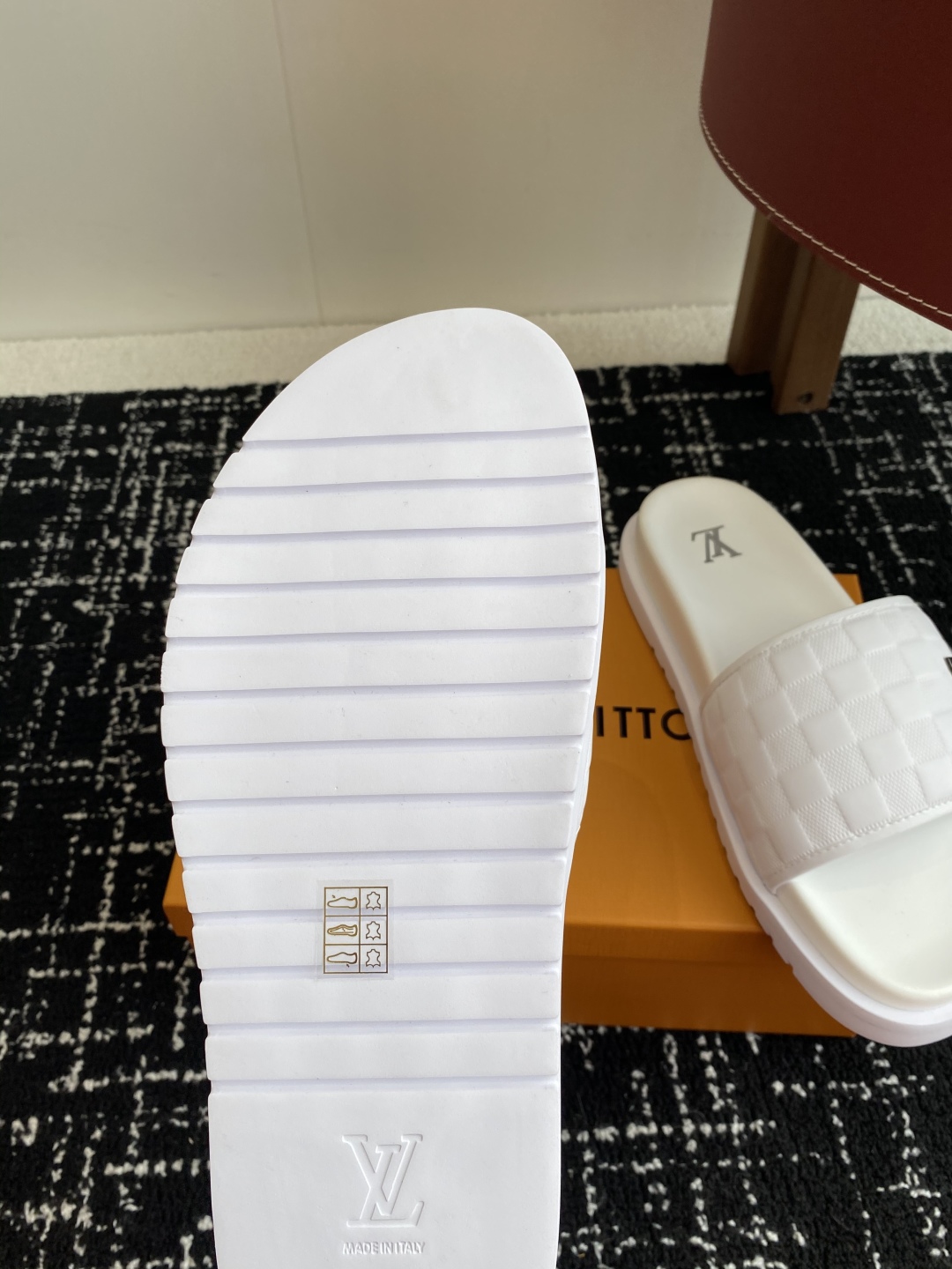 代购级
Louis vuitton 25ss 沙滩拖 又一爆款 最新 顶配版本

LV一出即巅峰的超爆款