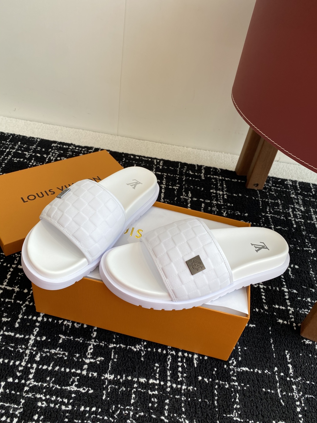 代购级
Louis vuitton 25ss 沙滩拖 又一爆款 最新 顶配版本

LV一出即巅峰的超爆款