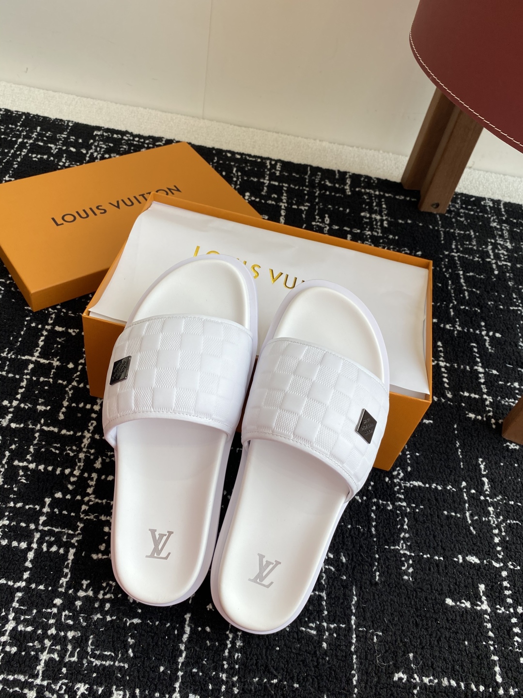 代购级
Louis vuitton 25ss 沙滩拖 又一爆款 最新 顶配版本

LV一出即巅峰的超爆款