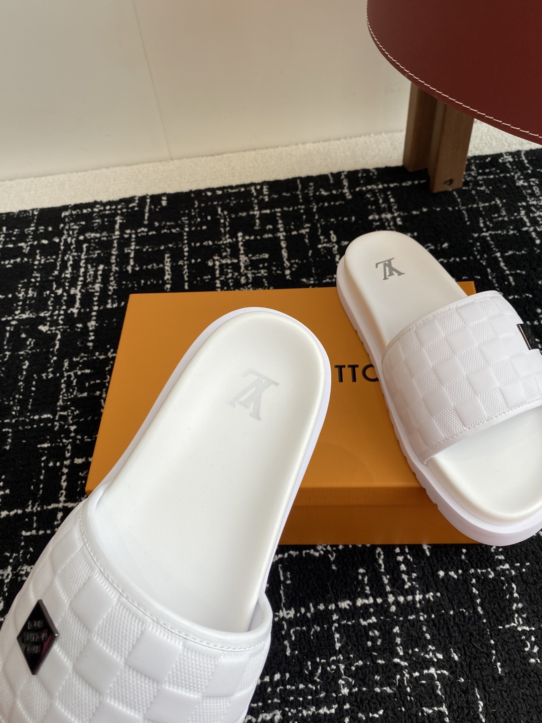 代购级
Louis vuitton 25ss 沙滩拖 又一爆款 最新 顶配版本

LV一出即巅峰的超爆款