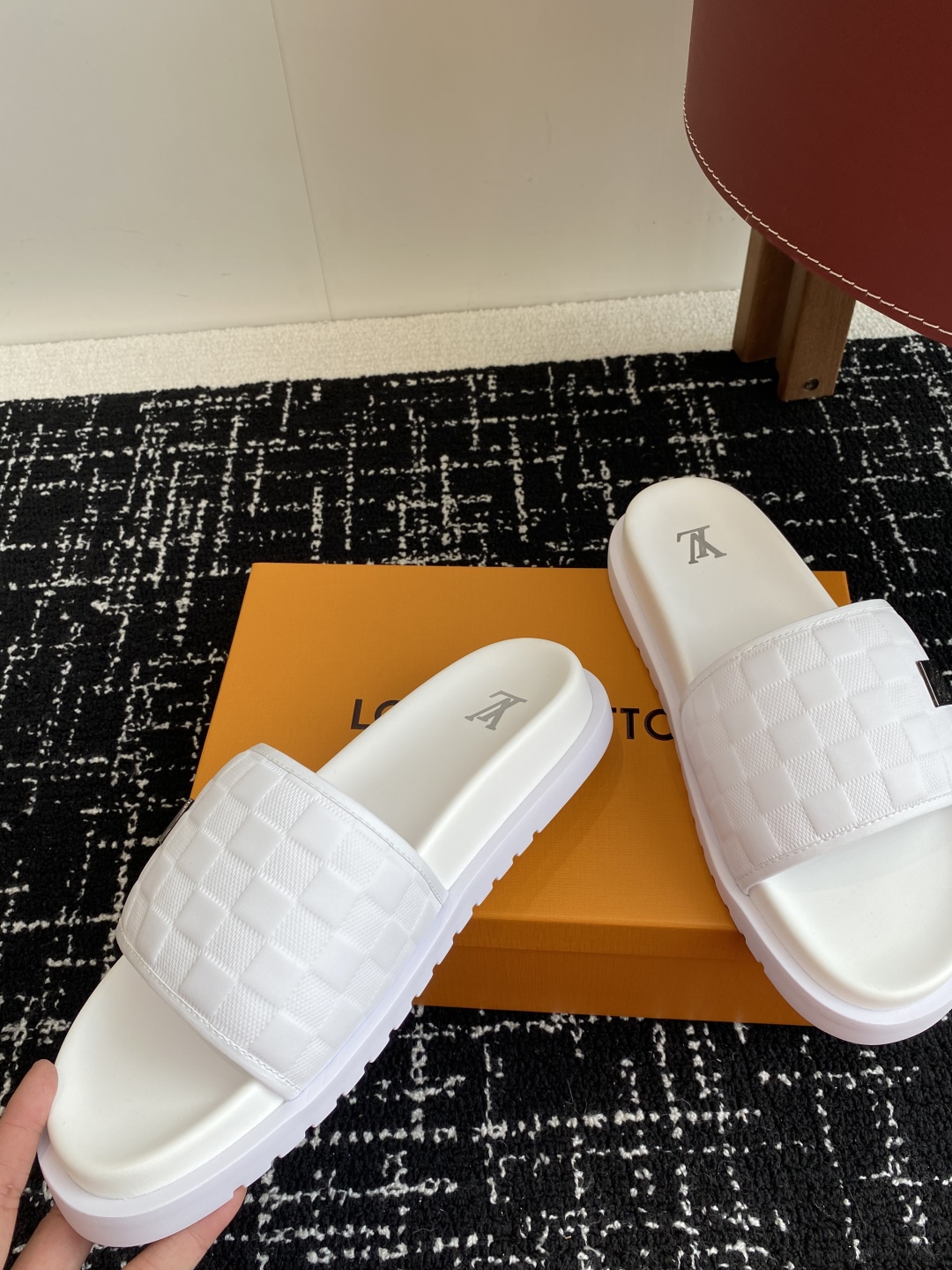 代购级
Louis vuitton 25ss 沙滩拖 又一爆款 最新 顶配版本

LV一出即巅峰的超爆款