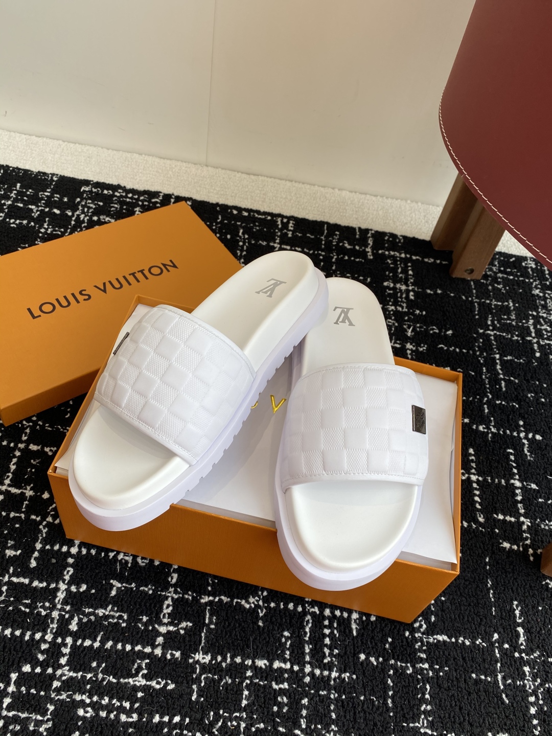 代购级
Louis vuitton 25ss 沙滩拖 又一爆款 最新 顶配版本

LV一出即巅峰的超爆款