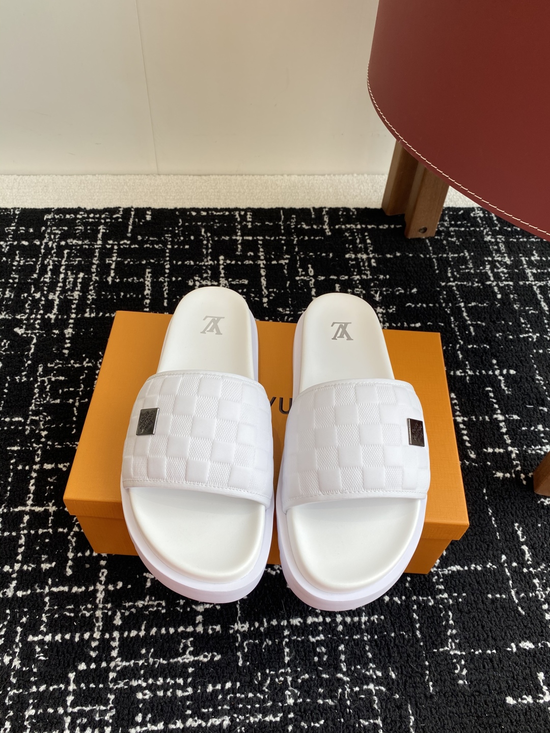 代购级
Louis vuitton 25ss 沙滩拖 又一爆款 最新 顶配版本

LV一出即巅峰的超爆款