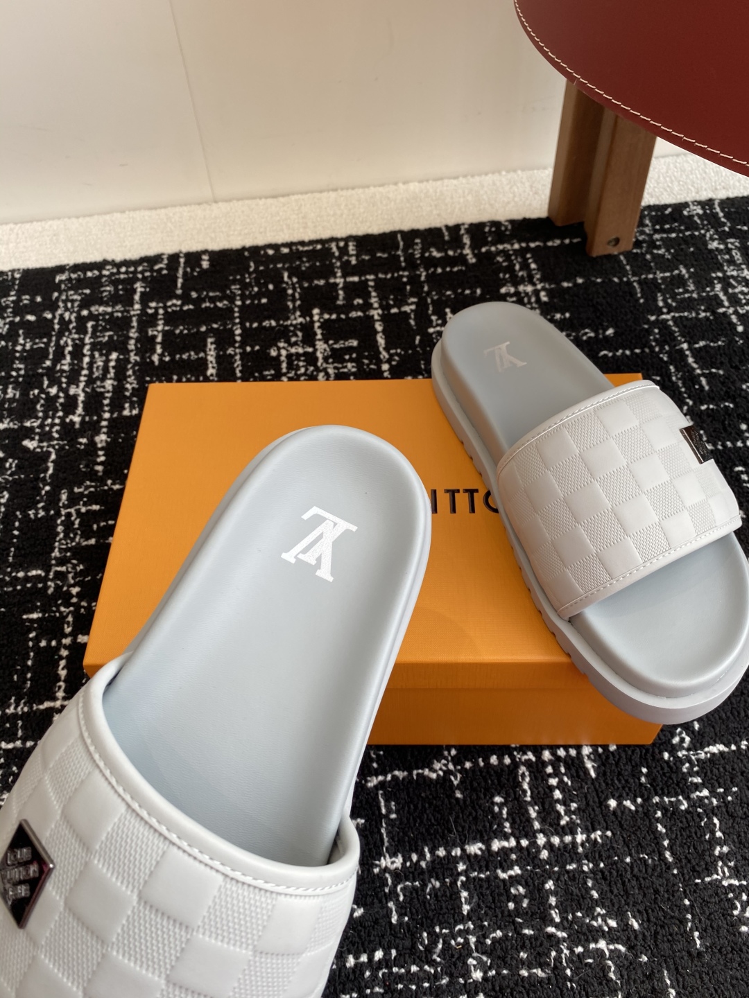 代购级
Louis vuitton 25ss 沙滩拖 又一爆款 最新 顶配版本

LV一出即巅峰的超爆款