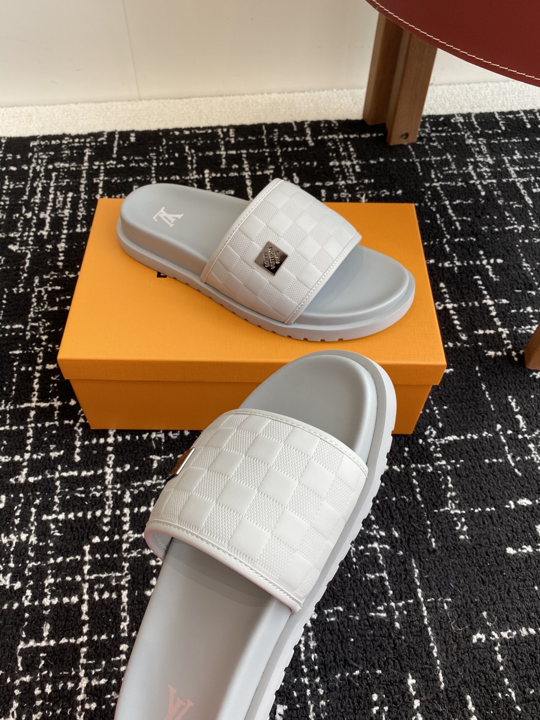 代购级
Louis vuitton 25ss 沙滩拖 又一爆款 最新 顶配版本

LV一出即巅峰的超爆款
