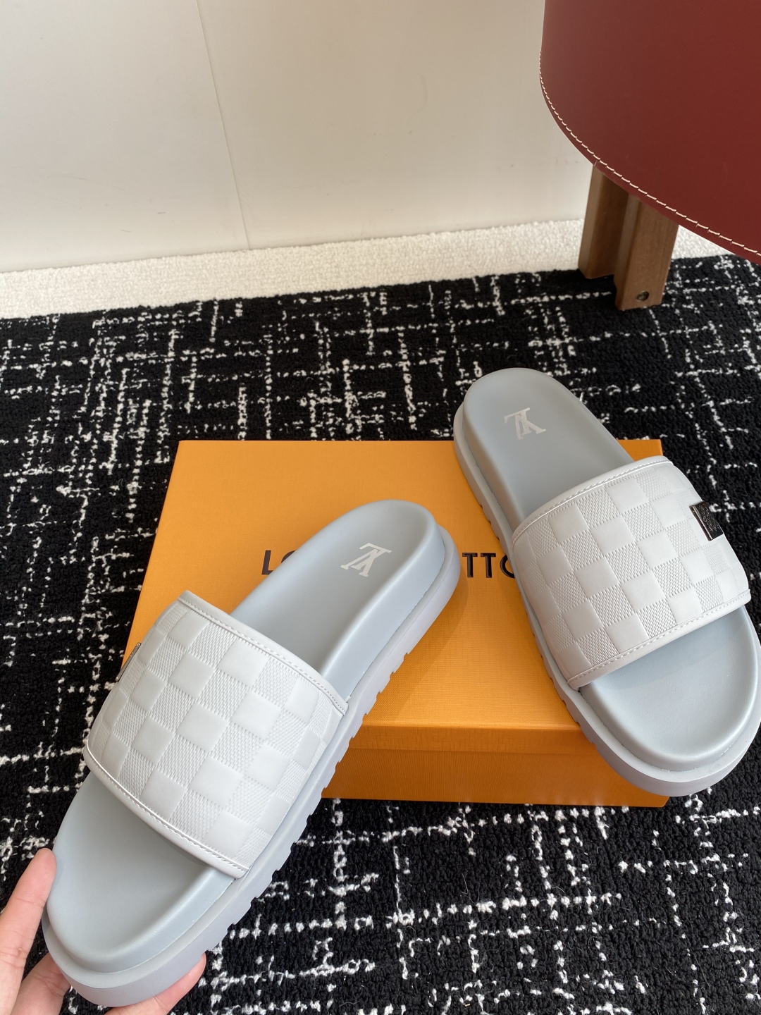 代购级
Louis vuitton 25ss 沙滩拖 又一爆款 最新 顶配版本

LV一出即巅峰的超爆款