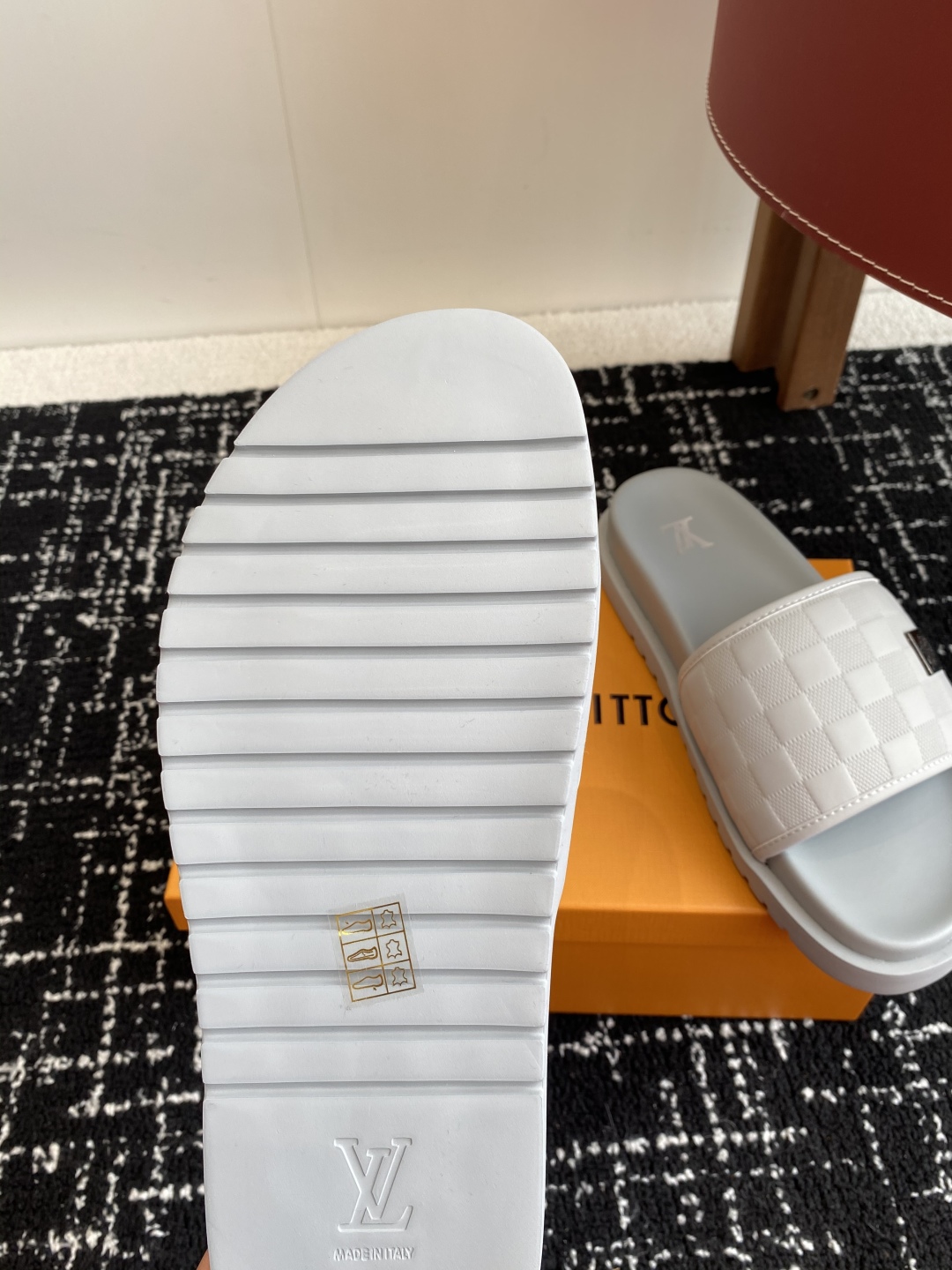 代购级
Louis vuitton 25ss 沙滩拖 又一爆款 最新 顶配版本

LV一出即巅峰的超爆款
