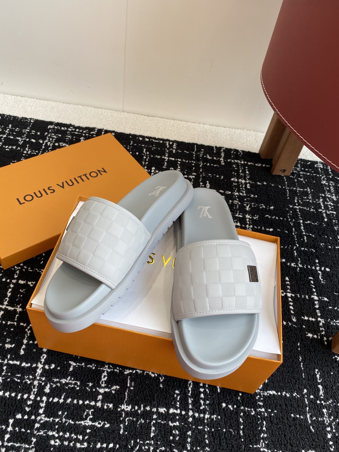 代购级
Louis vuitton 25ss 沙滩拖 又一爆款 最新 顶配版本

LV一出即巅峰的超爆款