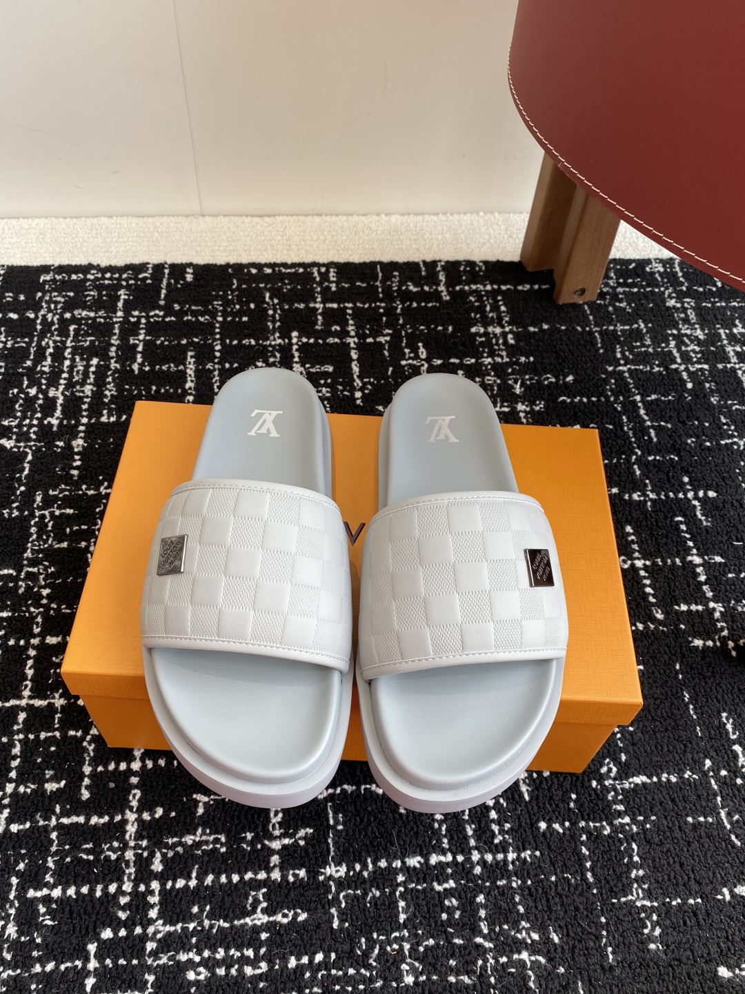 代购级
Louis vuitton 25ss 沙滩拖 又一爆款 最新 顶配版本

LV一出即巅峰的超爆款