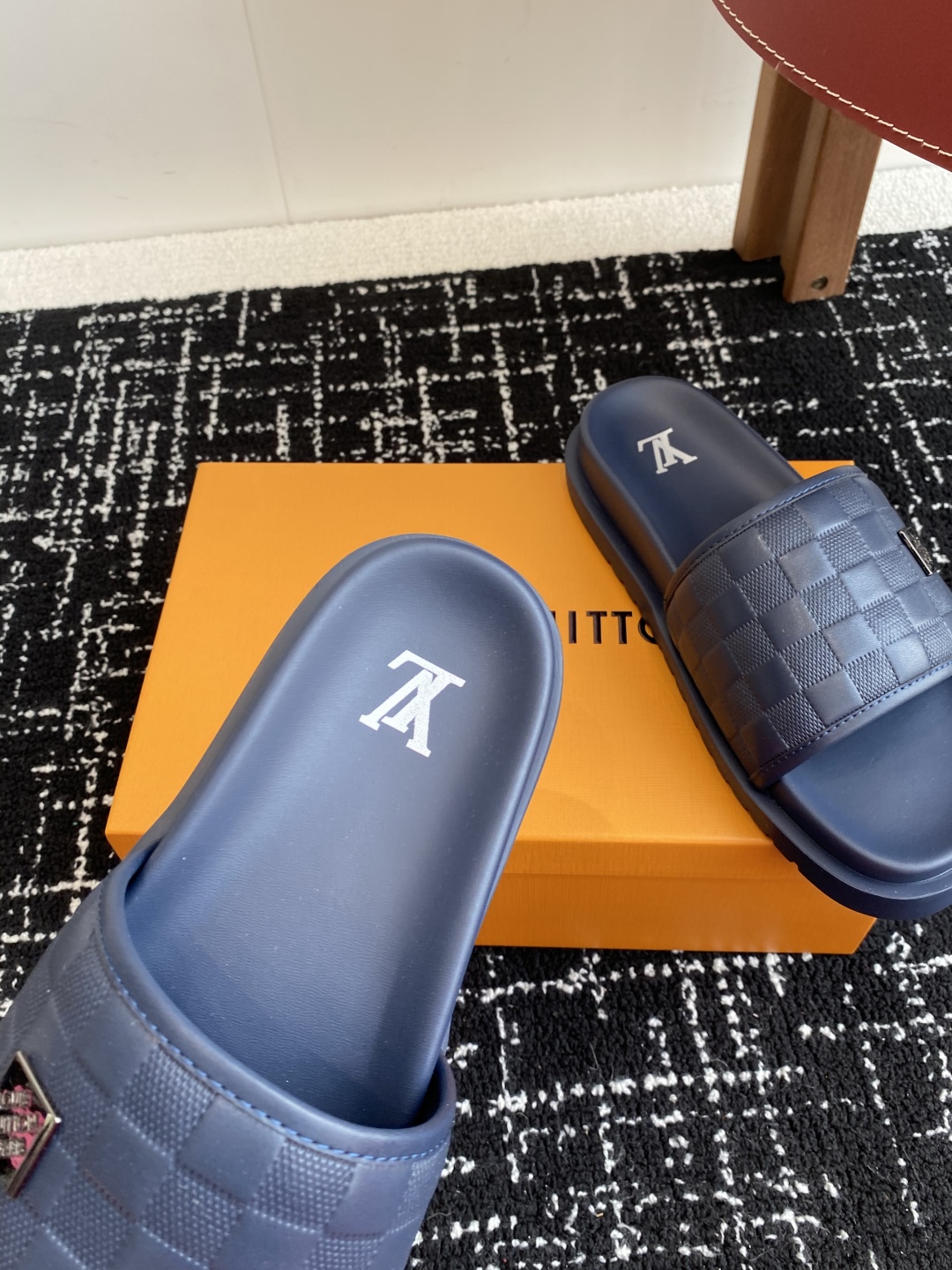 代购级
Louis vuitton 25ss 沙滩拖 又一爆款 最新 顶配版本

LV一出即巅峰的超爆款