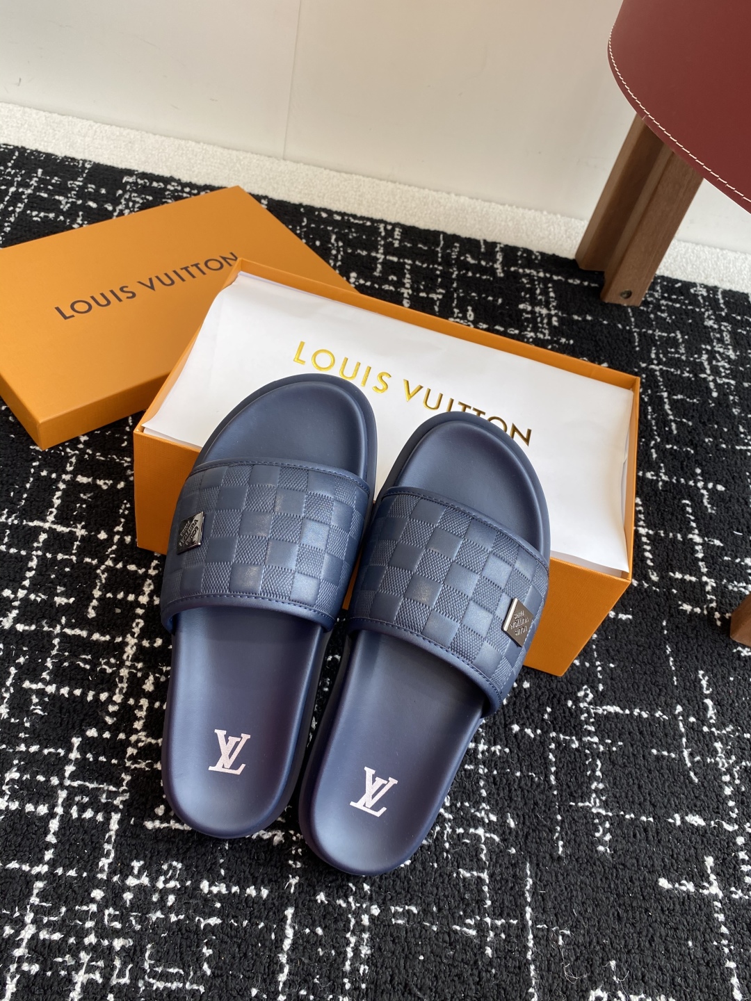代购级
Louis vuitton 25ss 沙滩拖 又一爆款 最新 顶配版本

LV一出即巅峰的超爆款
