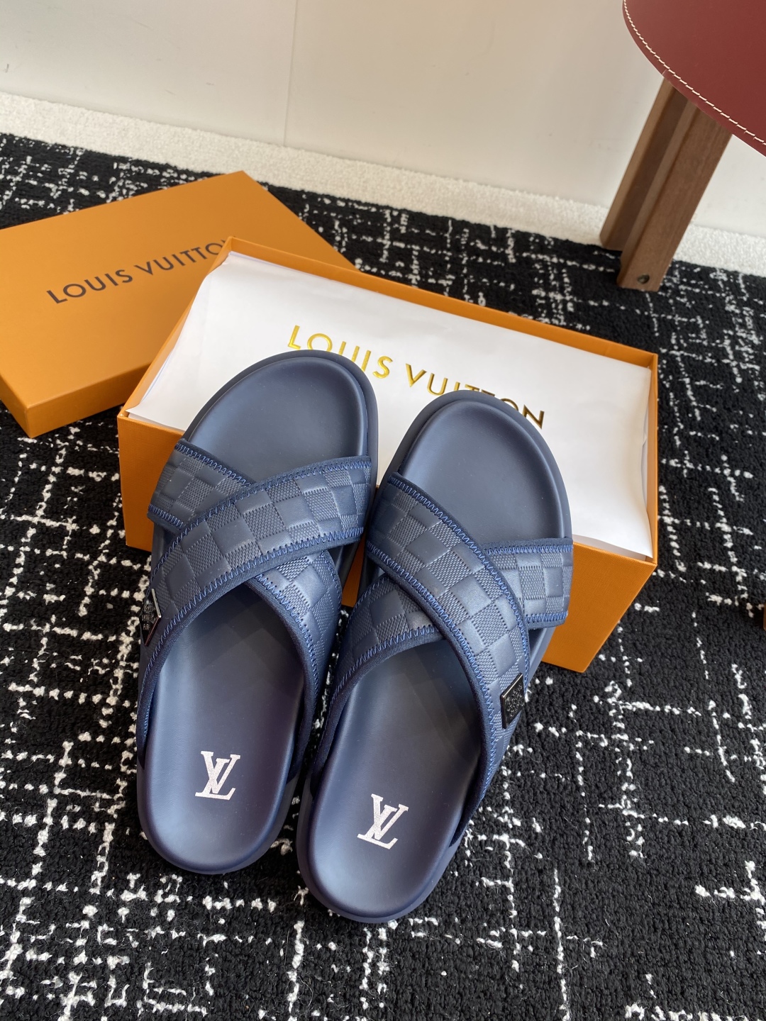 代购级
Louis vuitton 25ss 沙滩拖 又一爆款 最新 顶配版本

LV一出即巅峰的超爆款