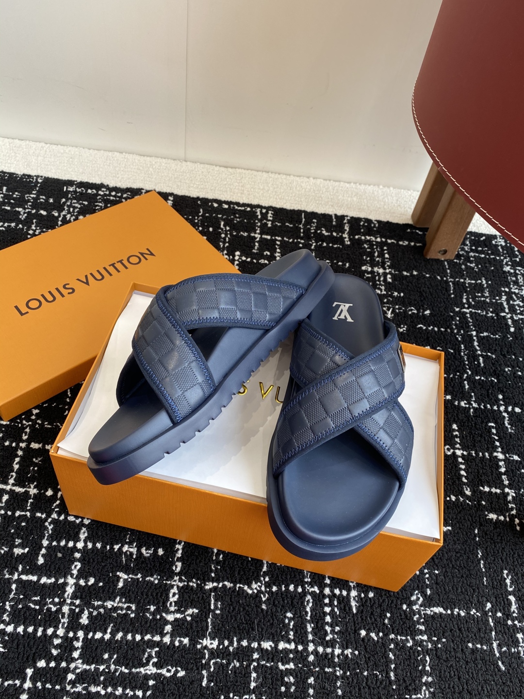 代购级
Louis vuitton 25ss 沙滩拖 又一爆款 最新 顶配版本

LV一出即巅峰的超爆款