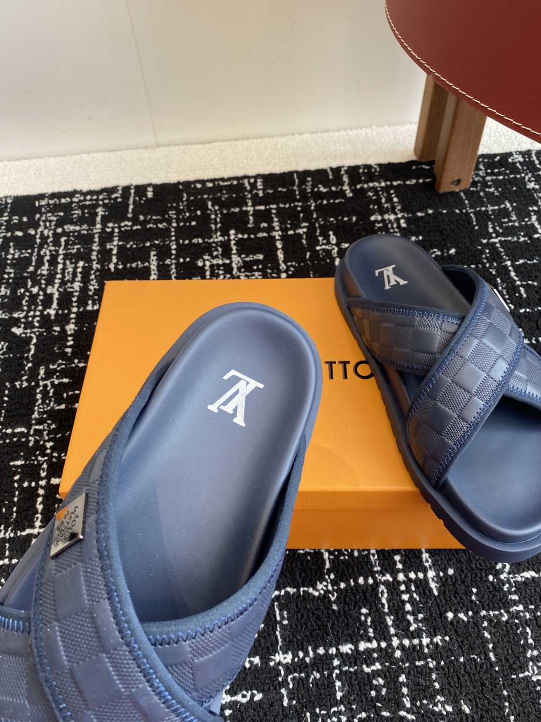 代购级
Louis vuitton 25ss 沙滩拖 又一爆款 最新 顶配版本

LV一出即巅峰的超爆款