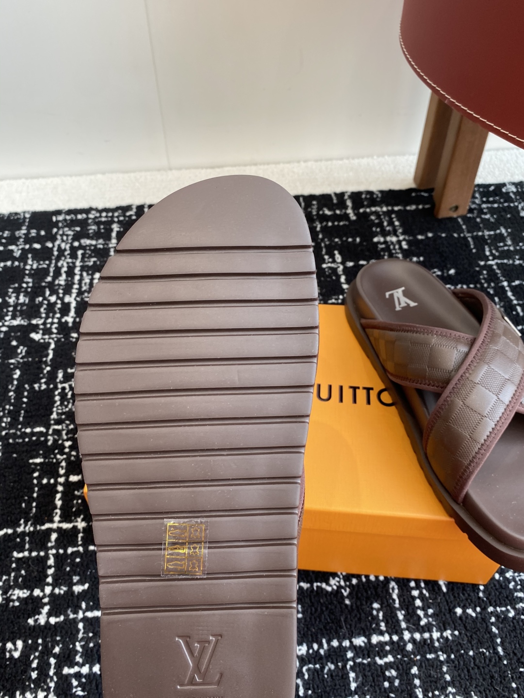 代购级
Louis vuitton 25ss 沙滩拖 又一爆款 最新 顶配版本

LV一出即巅峰的超爆款