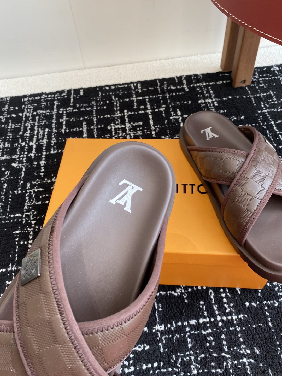 代购级
Louis vuitton 25ss 沙滩拖 又一爆款 最新 顶配版本

LV一出即巅峰的超爆款
