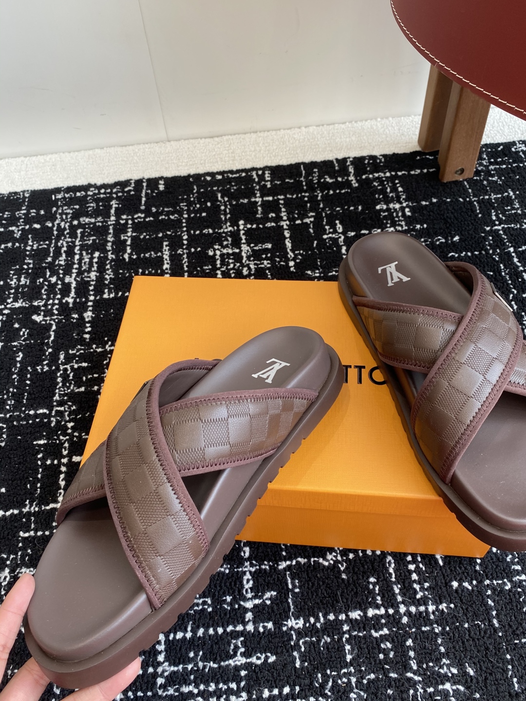 代购级
Louis vuitton 25ss 沙滩拖 又一爆款 最新 顶配版本

LV一出即巅峰的超爆款