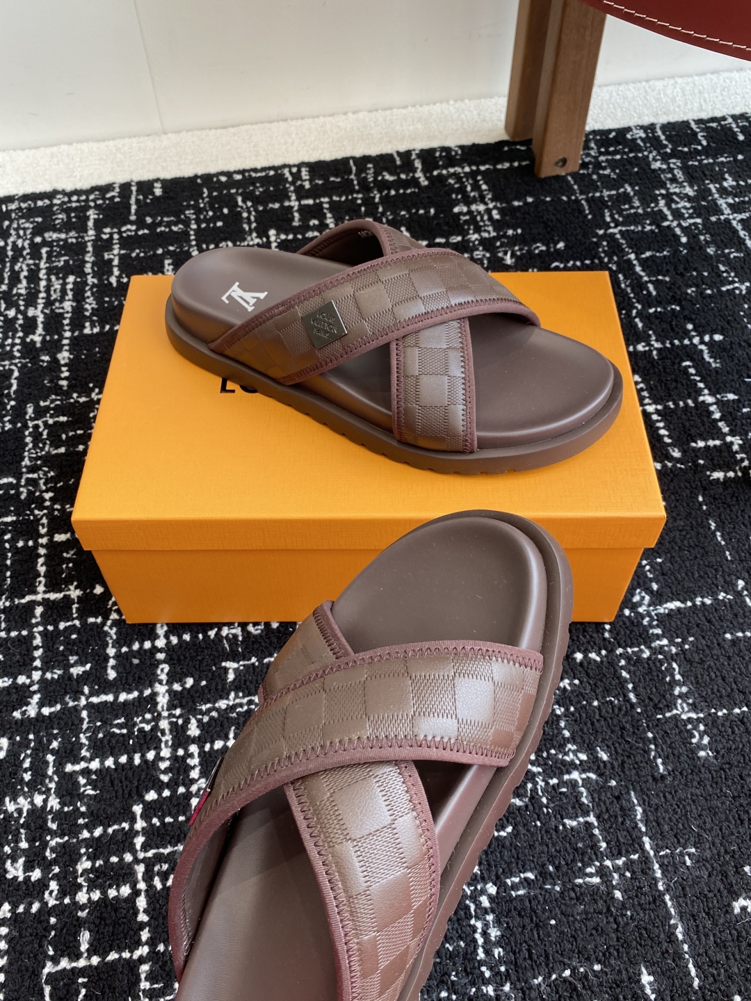 代购级
Louis vuitton 25ss 沙滩拖 又一爆款 最新 顶配版本

LV一出即巅峰的超爆款