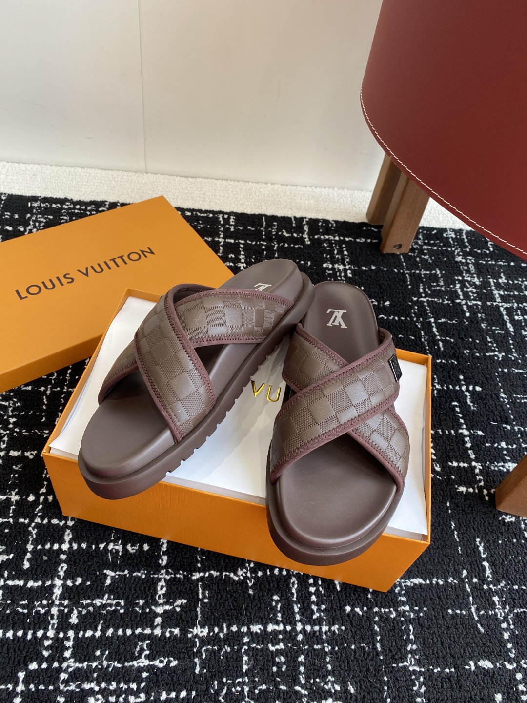 代购级
Louis vuitton 25ss 沙滩拖 又一爆款 最新 顶配版本

LV一出即巅峰的超爆款