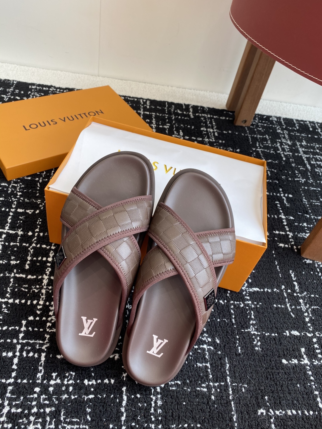 代购级
Louis vuitton 25ss 沙滩拖 又一爆款 最新 顶配版本

LV一出即巅峰的超爆款