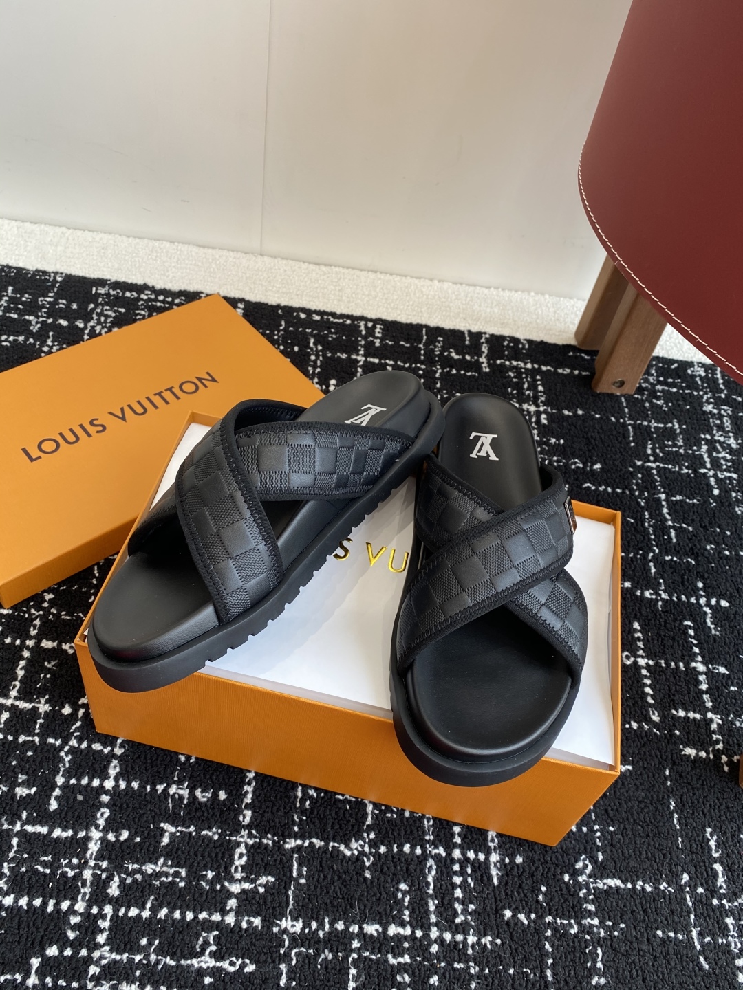 代购级
Louis vuitton 25ss 沙滩拖 又一爆款 最新 顶配版本

LV一出即巅峰的超爆款