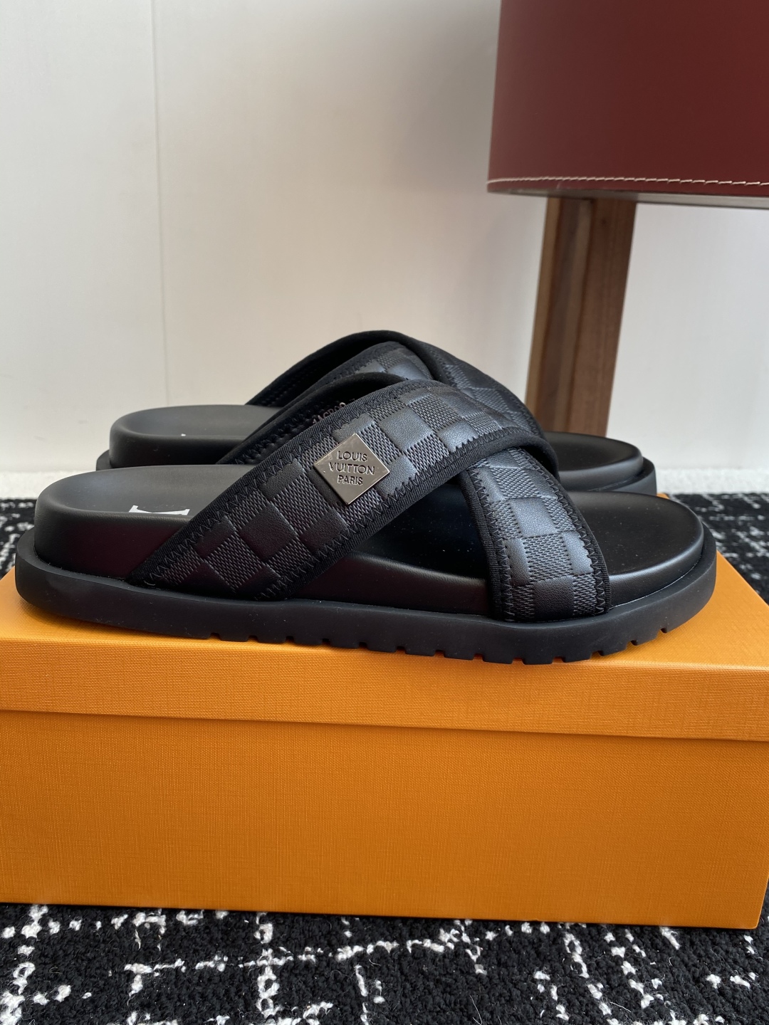 代购级
Louis vuitton 25ss 沙滩拖 又一爆款 最新 顶配版本

LV一出即巅峰的超爆款