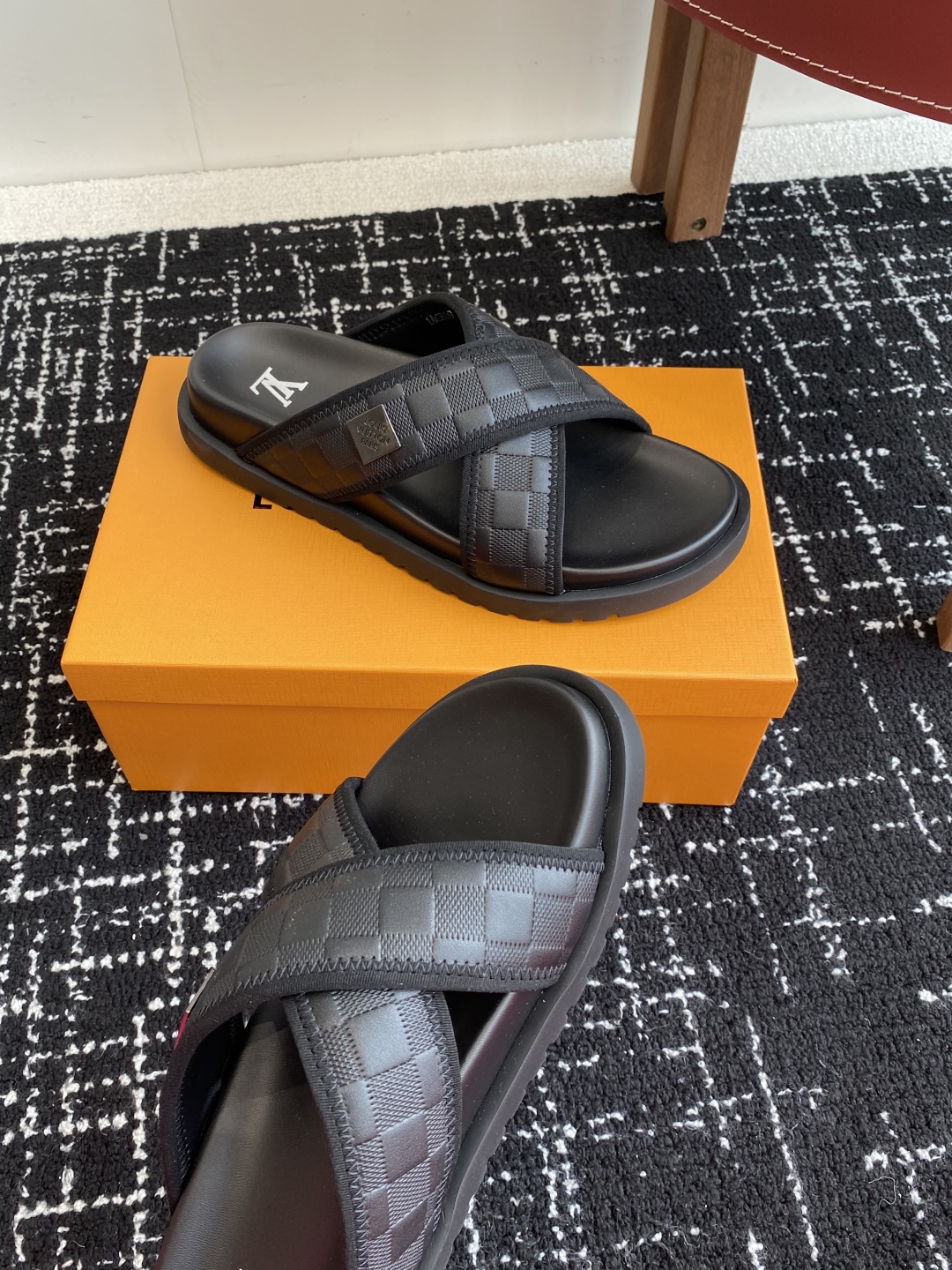 代购级
Louis vuitton 25ss 沙滩拖 又一爆款 最新 顶配版本

LV一出即巅峰的超爆款