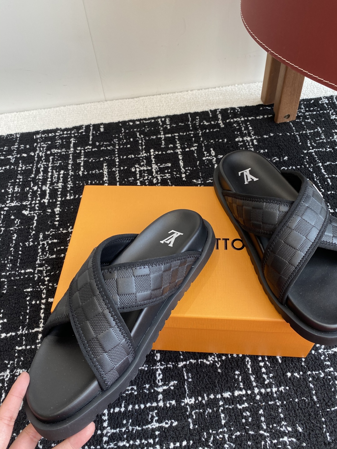 代购级
Louis vuitton 25ss 沙滩拖 又一爆款 最新 顶配版本

LV一出即巅峰的超爆款