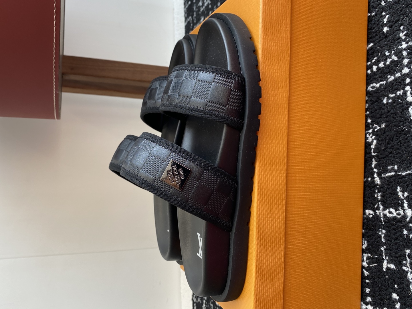 代购级
Louis vuitton 25ss 沙滩拖 又一爆款 最新 顶配版本

LV一出即巅峰的超爆款