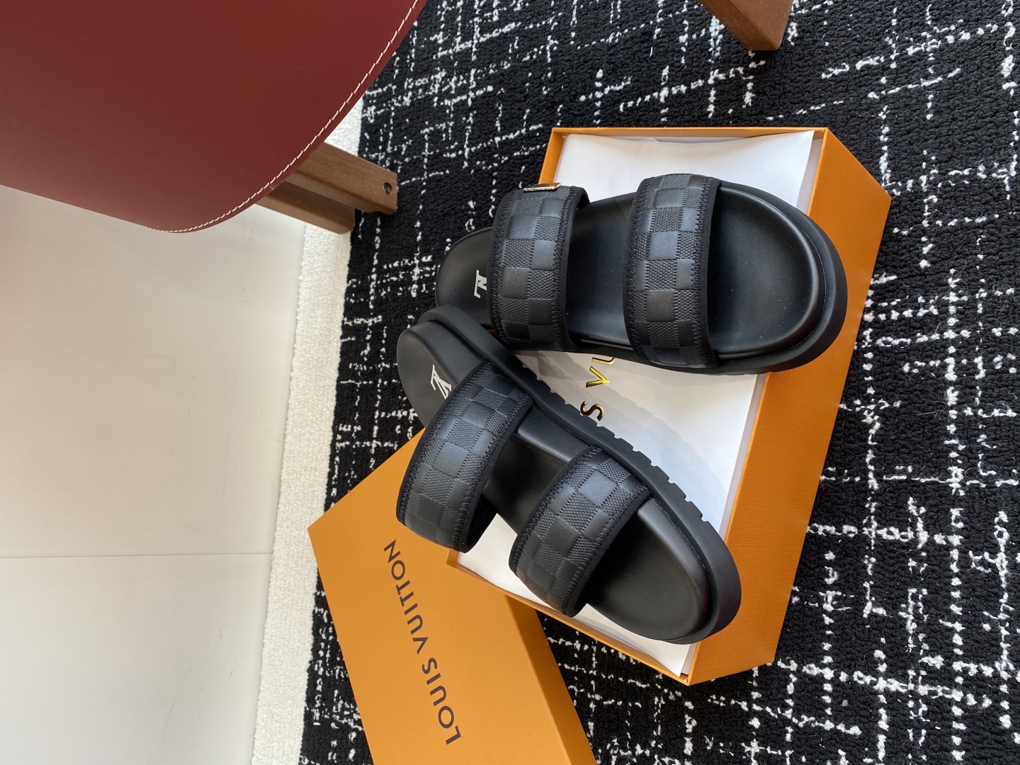 代购级
Louis vuitton 25ss 沙滩拖 又一爆款 最新 顶配版本

LV一出即巅峰的超爆款