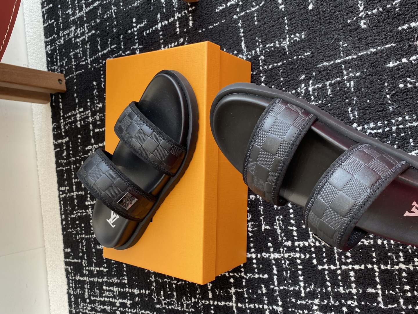 代购级
Louis vuitton 25ss 沙滩拖 又一爆款 最新 顶配版本

LV一出即巅峰的超爆款