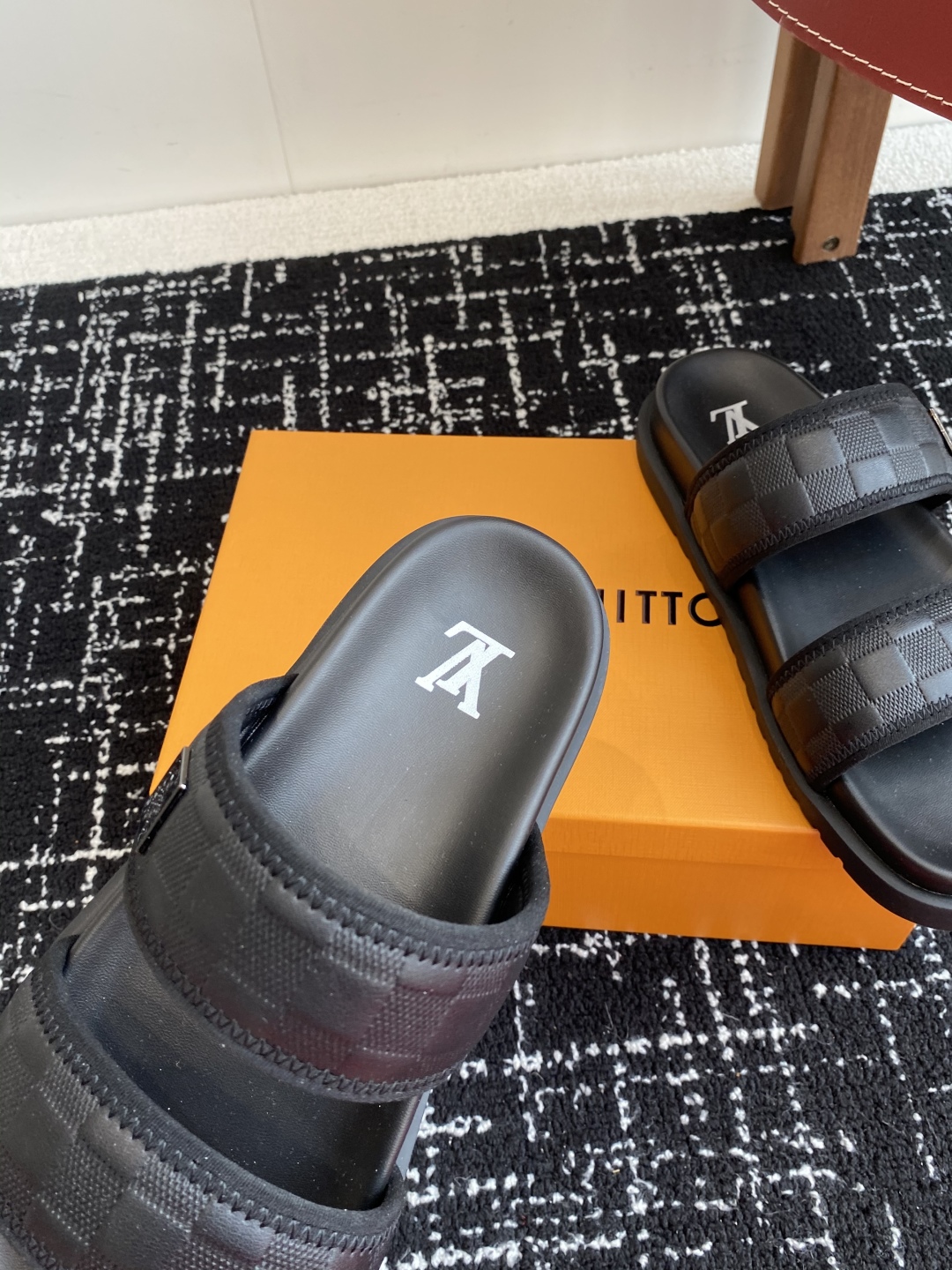 代购级
Louis vuitton 25ss 沙滩拖 又一爆款 最新 顶配版本

LV一出即巅峰的超爆款