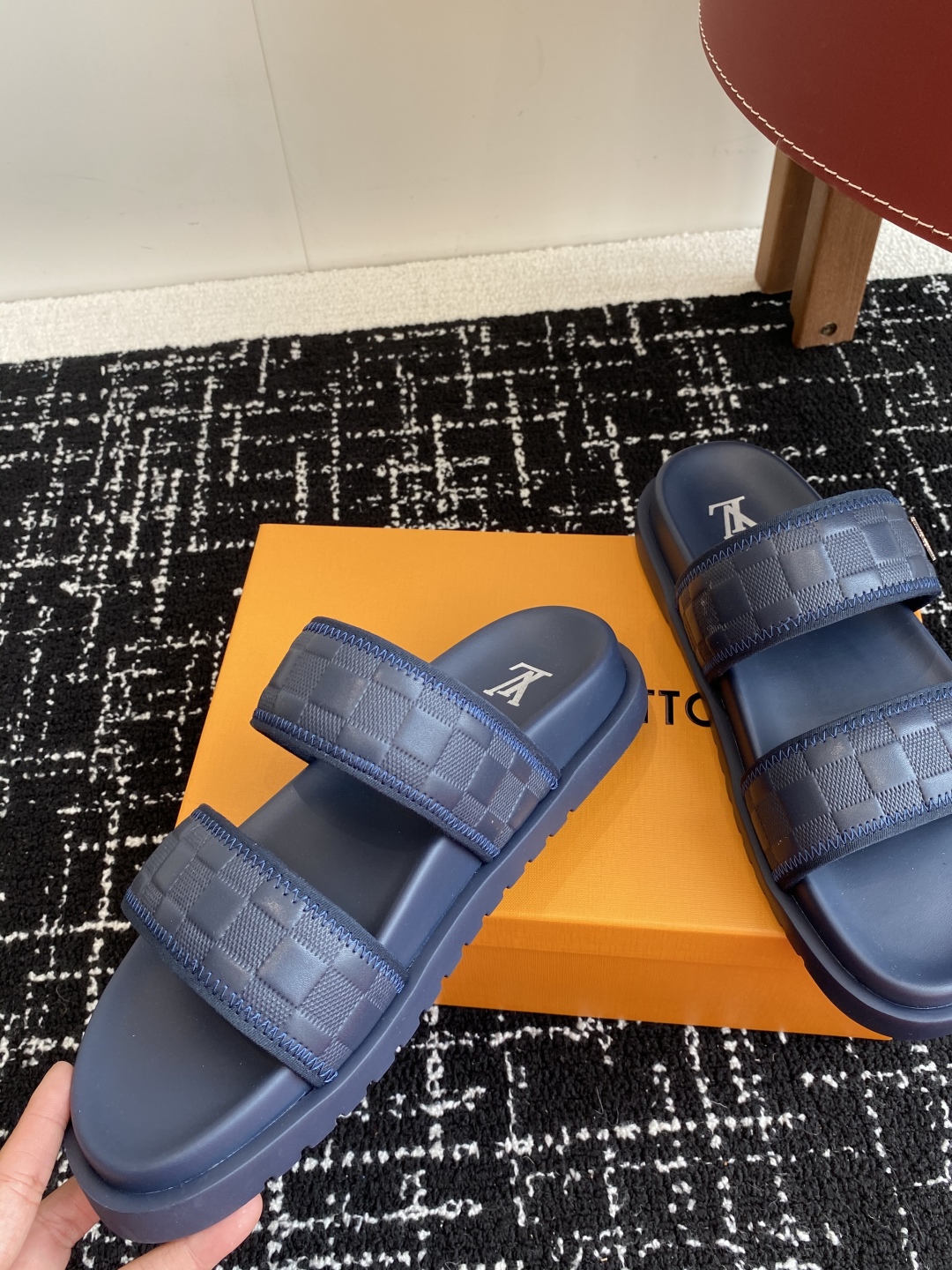 代购级
Louis vuitton 25ss 沙滩拖 又一爆款 最新 顶配版本

LV一出即巅峰的超爆款