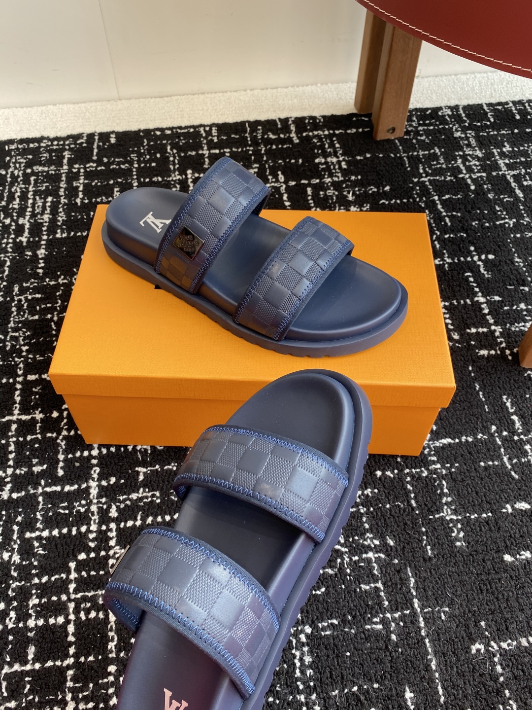 代购级
Louis vuitton 25ss 沙滩拖 又一爆款 最新 顶配版本

LV一出即巅峰的超爆款