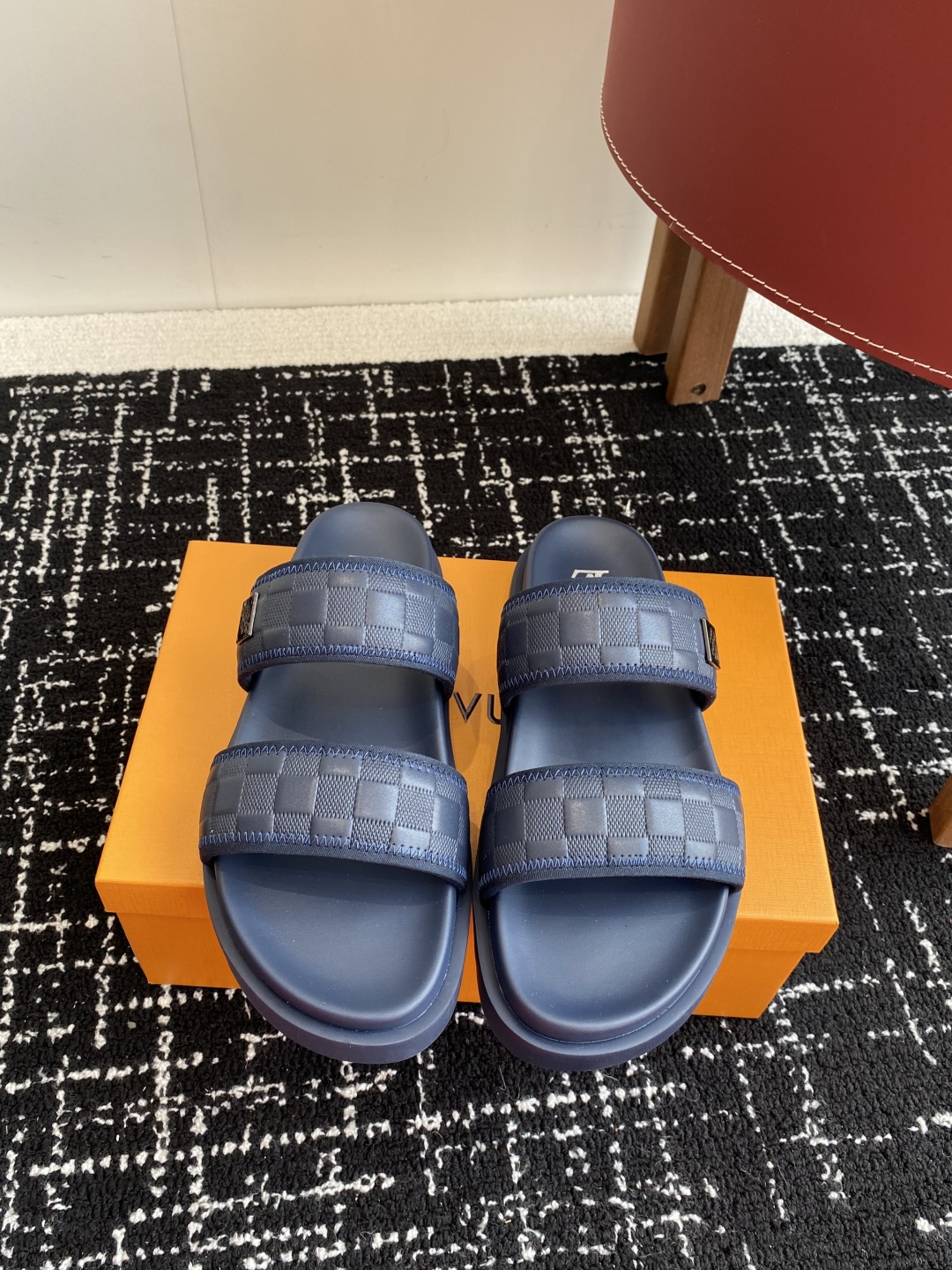 代购级
Louis vuitton 25ss 沙滩拖 又一爆款 最新 顶配版本

LV一出即巅峰的超爆款