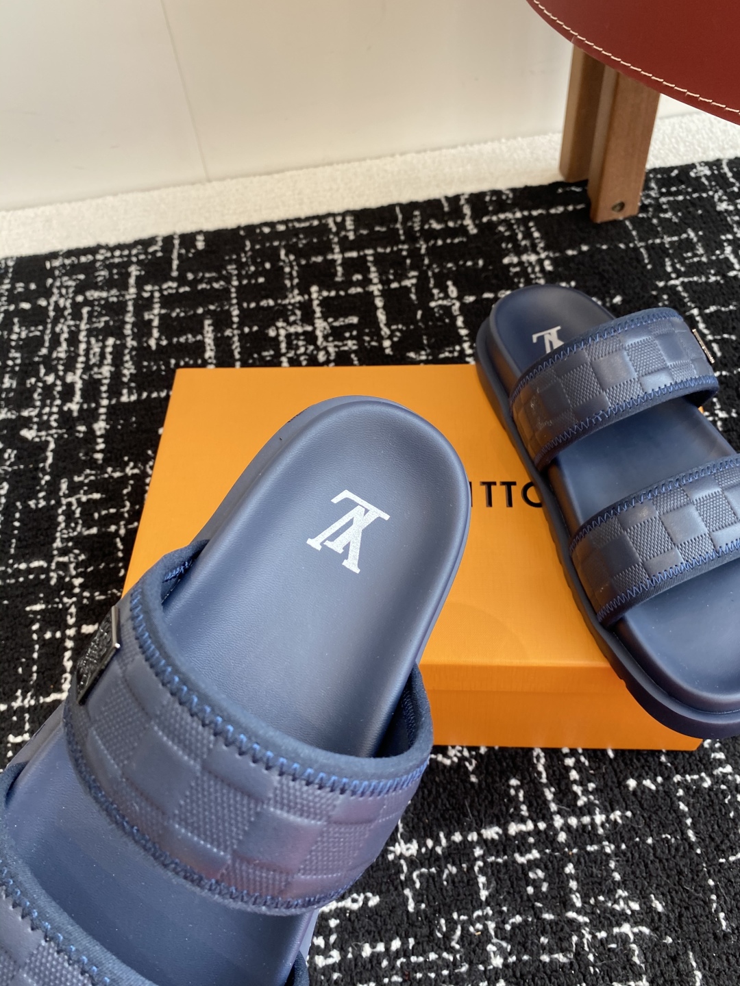 代购级
Louis vuitton 25ss 沙滩拖 又一爆款 最新 顶配版本

LV一出即巅峰的超爆款