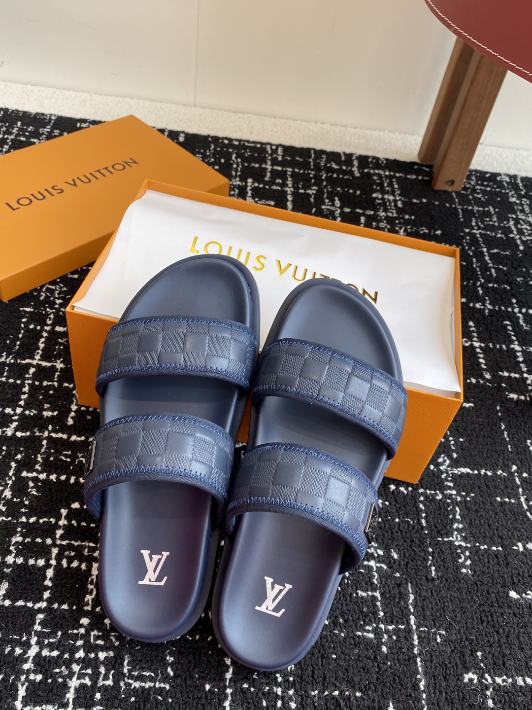 代购级
Louis vuitton 25ss 沙滩拖 又一爆款 最新 顶配版本

LV一出即巅峰的超爆款