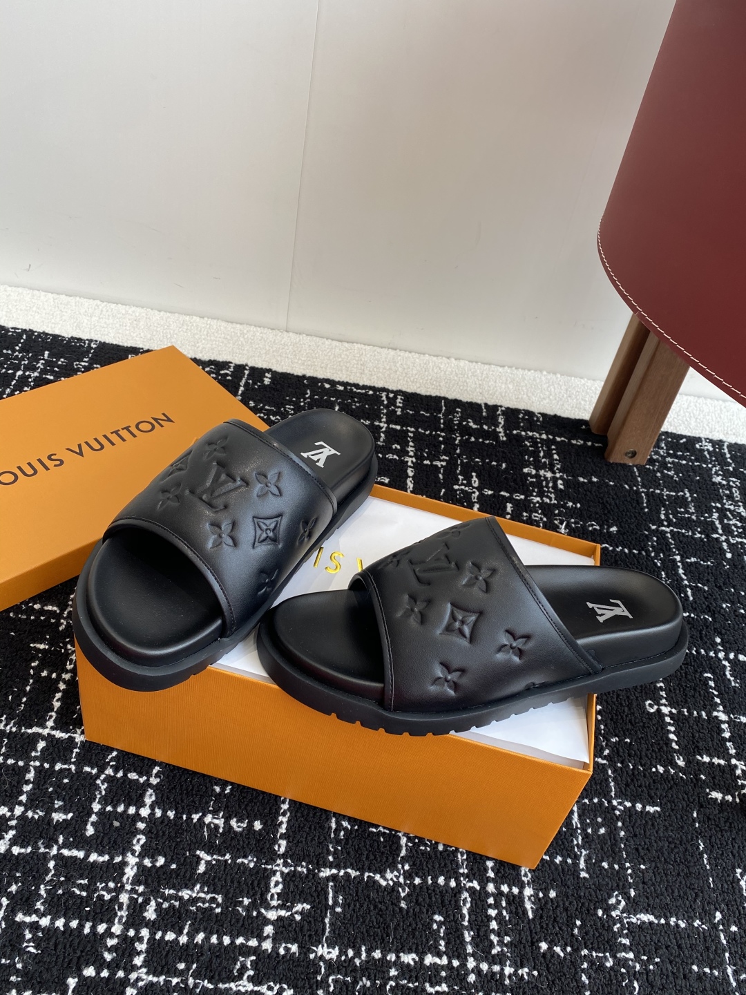 代购级
Louis vuitton 25ss 沙滩拖 又一爆款 最新 顶配版本

LV一出即巅峰的超爆款