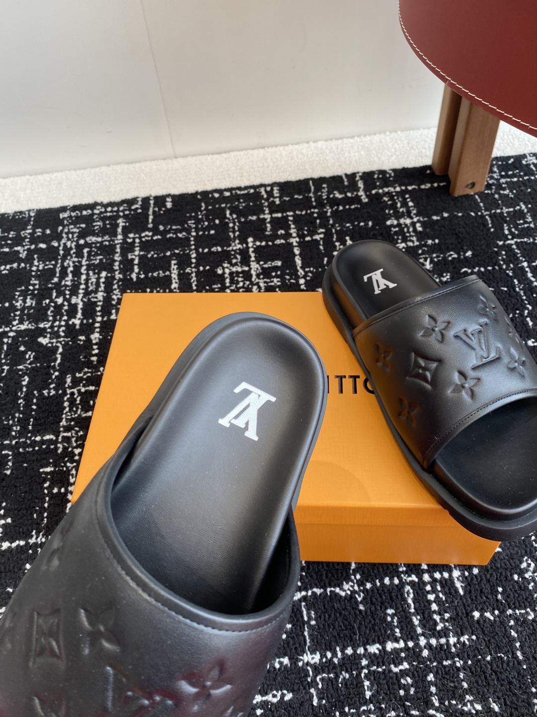 代购级
Louis vuitton 25ss 沙滩拖 又一爆款 最新 顶配版本

LV一出即巅峰的超爆款